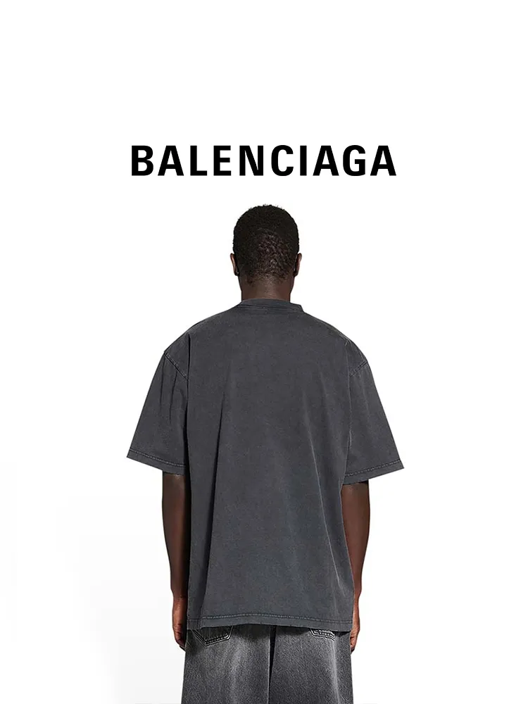 ♻️💯Upper body reference model picture❤️The top tested version BALENCIAGA's new design team printed the same style short-sleeved T-shirts for male and female couples stars. It uses high-coverage screen water slurry technology, and then prints after washing. Ready-made garments are washed, fried snowflakes and sanded. The scrap rate is very high. Full of craftsmanship. 32S 280g double-ply double yarn pure cotton fabric. Ready-made garments are shaped and washed! Full of drape. Accessories: Butter paper with logo, three-label synchronous official website Size: XS-L Color: High-grade gray P:280