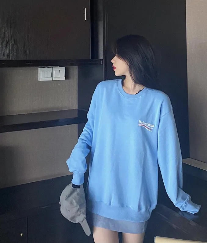 ♻️💯Upper body reference model picture❤️Spring and autumn top-notch proven version of Balenciaga Classic Loose Unisex Pure Cotton Round Neck Sweatshirt. Customized fabrics and printed accessories details are all reproduced one to one. The fabric surface is treated with dust-free woolen craftsmanship, and the shoulder and chain seams are made of 0.8cm bundled strips inside. The special machine-edged double chain-wrapped thread-stitched pure cotton is here to explain why mine is dozens of yuan more expensive than others: 1. Each model is produced by the company. The details of the workmanship and fabrics are consistent with the original ones. There is no color difference between the ones at the counters. Guaranteed no color difference. Replicas are not scary. Whoever is fake is embarrassed. It’s not shameful to make a replica, it’s shameful if you can’t buy the correct version if you make a replica. All of my series can be found in all major places and will be absolutely stunning!  2. The fabric is made of 460 Paris special fabric. No one can make it better than mine. There is really no way to compare with the ordinary version on the market. Respect it. It is authentic and costs thousands of dollars. Don’t go for the quality of street stalls. 3. The workmanship is fully restored and the packaging is fully restored. 4. I guarantee here that this is the highest quality you can find. Size: XS-L Color: haze blue, navy blue, white P:350