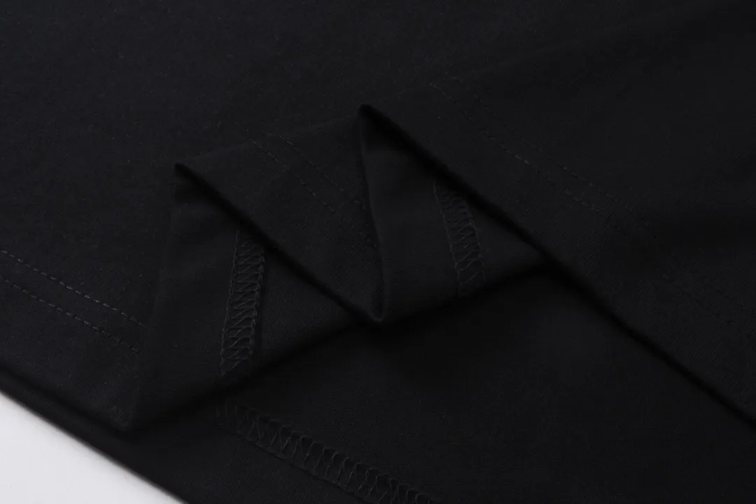 🅿️170 detailed pictures [Top version. Official website quality] BALENCI*GA/Paris BALENCI*GA# short-sleeved T-shirt with new LOGO in small letters on the chest. Brick cabinet synchronization. The fabric is made of Paris ZP custom-woven and dyed cotton double yarn. The weight is 260 grams. The cloth surface is clean. The cloth pattern is clear. Soft and comfortable. The color fastness is good. It is not easy to change color. The threads are woven and dyed with no color difference. The front and back embroidery is embroidered with an embroidery machine imported from Tajima. The effect is three-dimensional and the garment is distressed. The version adopts OS loose shoulder design. Same style for men and women. Code: BL223379 Color: black. Size: XS to L