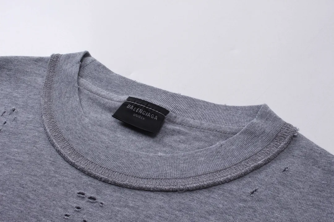 🅿️194 Detailed picture [Top version. Official website quality] BALENCI*GA/Paris AI GENERATED series new T-shirt #2024 new style. The reverse stitching design is full of sense. The front, back and left sleeves are printed with the new LOGO. The ready-made clothes are washed and worn. Notice! ️The original version of this style is made with reverse stitching. It is worn, washed and distressed. This is the normal practice in the Jubie market. The black and gray cuff prints are different. #2024 Spring and Summer Brick Cabinet Synchronization Welcome to compare. The fabric is made of Paris ZP custom-woven and dyed cotton double yarn, with a weight of 260 grams. The cloth surface is clean. The cloth pattern is clear, soft and comfortable. The threads are dyed with no color difference. The classic letter LOGO is printed with imported environmentally friendly glue. The letters are clear and the effect is three-dimensional. Restore the brick cabinet, adopt OS loose shoulder style. Same style for men and women. Code: BL223335 Color: black, light gray, white. Size: XS to L