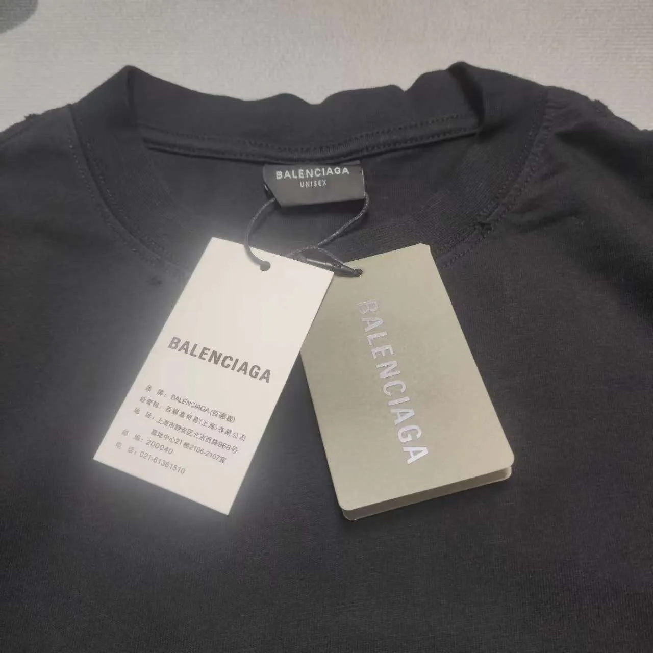 Balenciaga Chinese Valentine's Day 24 Series FW24 Solid color heart-shaped distressed effect short-sleeved T-shirt, loose fit Balenciaga was founded by Cristobal Balenciaga, a great genius designer known as the representative of the 20th century. For more than half a century since the brand was founded, Balenciaga has been famous in the fashion industry for its fashionable elegance. You can find any of your favorite logos on the front and back of this piece, Ness.  The front and rear printing uses low-coverage screen printing technology, and the glue is imported. The printing is very delicate, and the scratched out problems are very clear and there are no burrs. The fabric is made of 280g double-ply double-yarn pure cotton loose fabric, which is loose and breathable, has good drying effect, full drape and skin toning. Color: Black White Pink Size: XS-L P:250