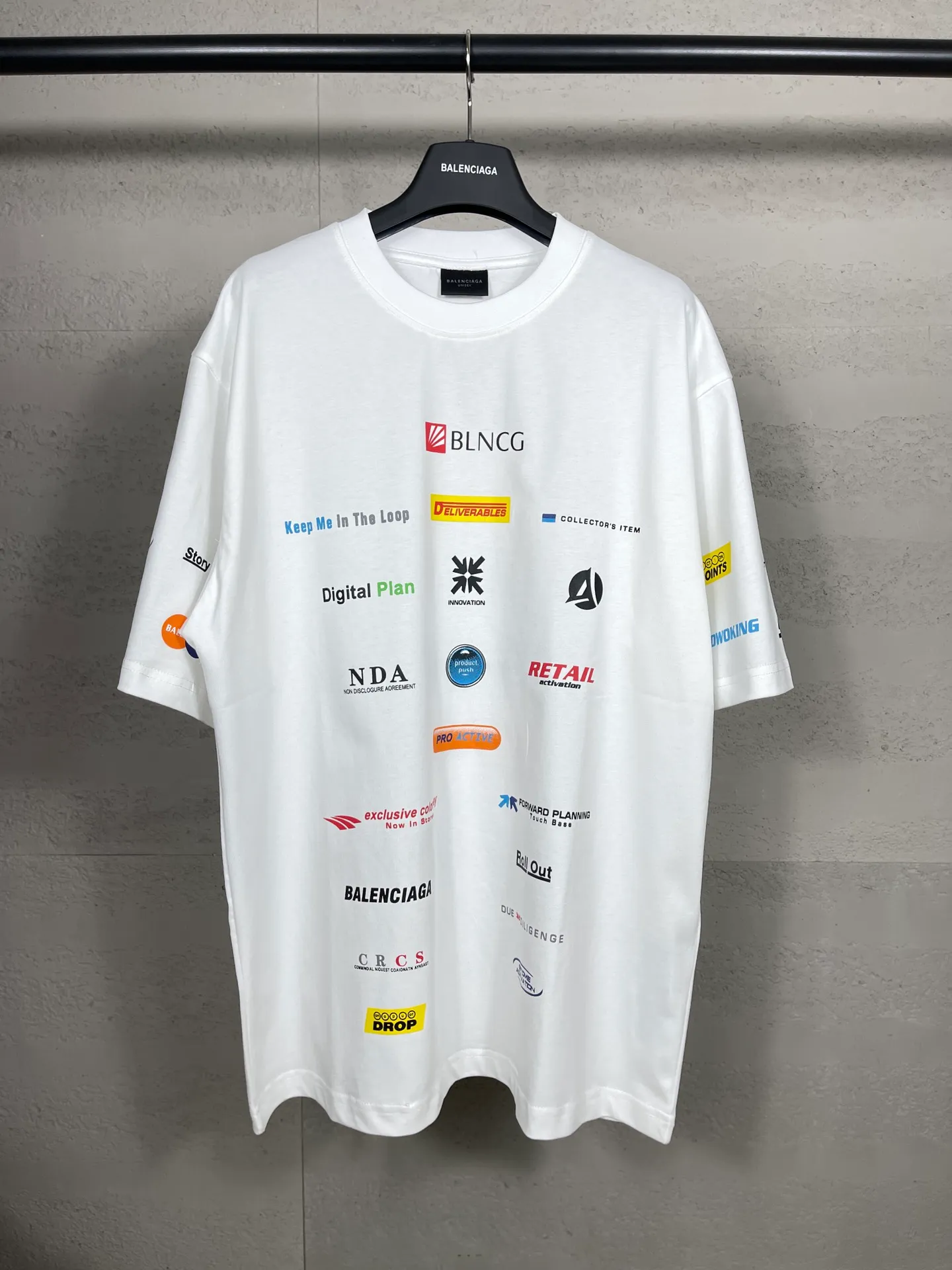 🅿️200 real photos [Top version. Official website quality] BALENCI*GA/Paris. Multi-element trademark LOGO short-sleeved T-shirt 2024 new style. All pattern details, colors and Y boards are customized, and the brick cabinets are synchronized. Genuine products are developed in the first time, and you can print and compare! The fabric is made of Paris ZP custom-woven and dyed cotton double yarn. Weighing 260 grams, the cloth surface is clean. The cloth pattern is clear, soft and comfortable. The threads are dyed with no color difference. The printing uses environmentally friendly imported materials, the letters are clear and the effect is three-dimensional. The version adopts OS loose shoulder design. Same style for men and women. Code: BL223362 Color: black, white Size: XS to L