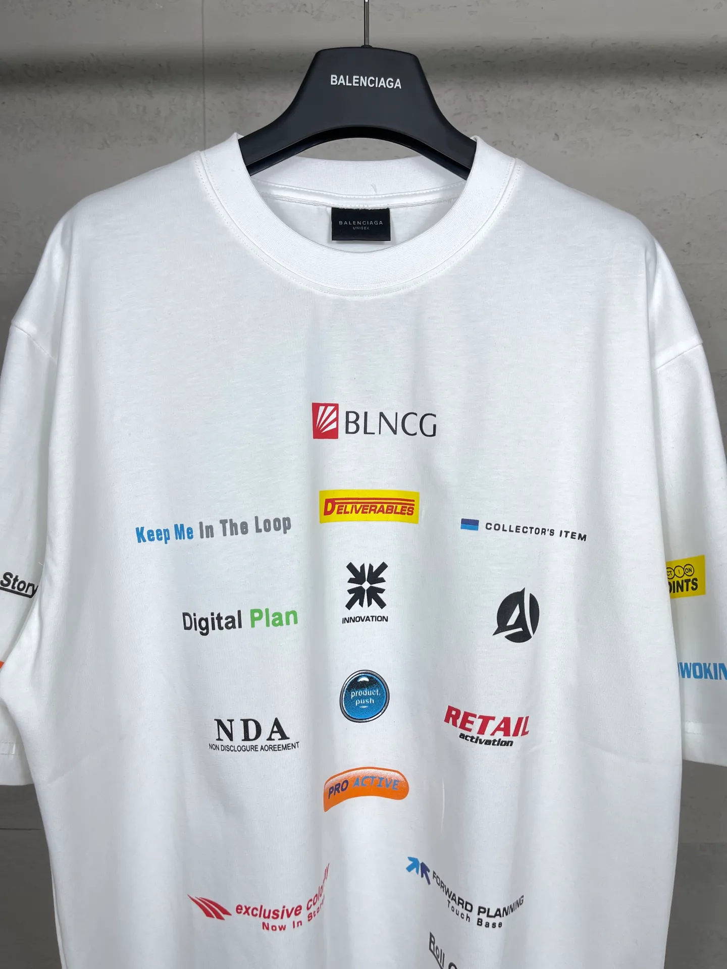 🅿️200 real photos [Top version. Official website quality] BALENCI*GA/Paris. Multi-element trademark LOGO short-sleeved T-shirt 2024 new style. All pattern details, colors and Y boards are customized, and the brick cabinets are synchronized. Genuine products are developed in the first time, and you can print and compare! The fabric is made of Paris ZP custom-woven and dyed cotton double yarn. Weighing 260 grams, the cloth surface is clean. The cloth pattern is clear, soft and comfortable. The threads are dyed with no color difference. The printing uses environmentally friendly imported materials, the letters are clear and the effect is three-dimensional. The version adopts OS loose shoulder design. Same style for men and women. Code: BL223362 Color: black, white Size: XS to L
