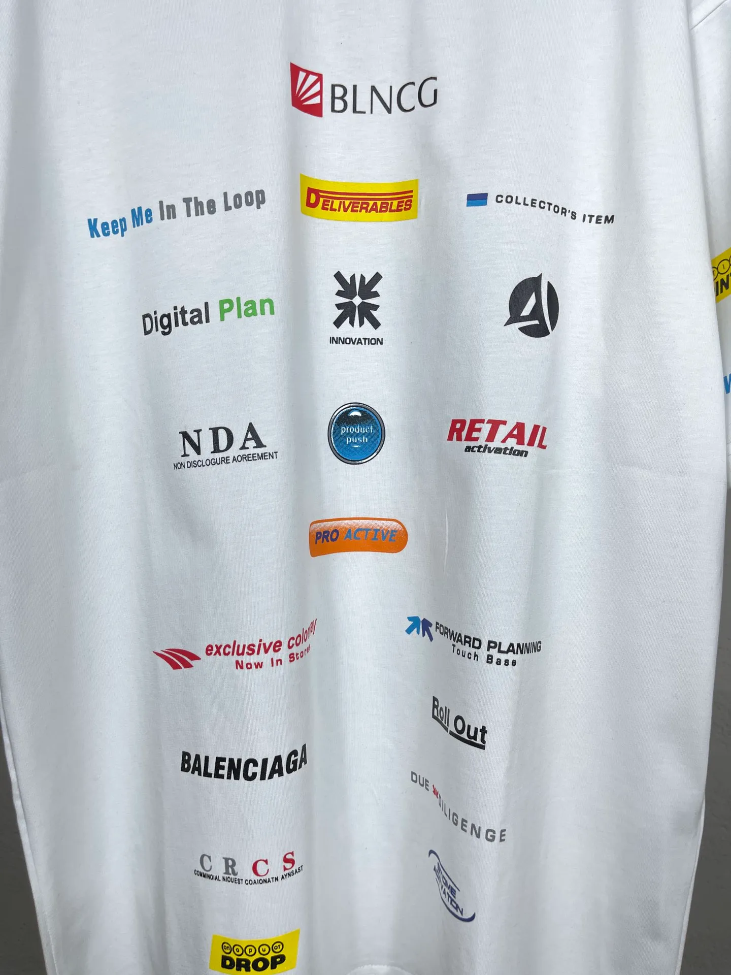 🅿️200 real photos [Top version. Official website quality] BALENCI*GA/Paris. Multi-element trademark LOGO short-sleeved T-shirt 2024 new style. All pattern details, colors and Y boards are customized, and the brick cabinets are synchronized. Genuine products are developed in the first time, and you can print and compare! The fabric is made of Paris ZP custom-woven and dyed cotton double yarn. Weighing 260 grams, the cloth surface is clean. The cloth pattern is clear, soft and comfortable. The threads are dyed with no color difference. The printing uses environmentally friendly imported materials, the letters are clear and the effect is three-dimensional. The version adopts OS loose shoulder design. Same style for men and women. Code: BL223362 Color: black, white Size: XS to L
