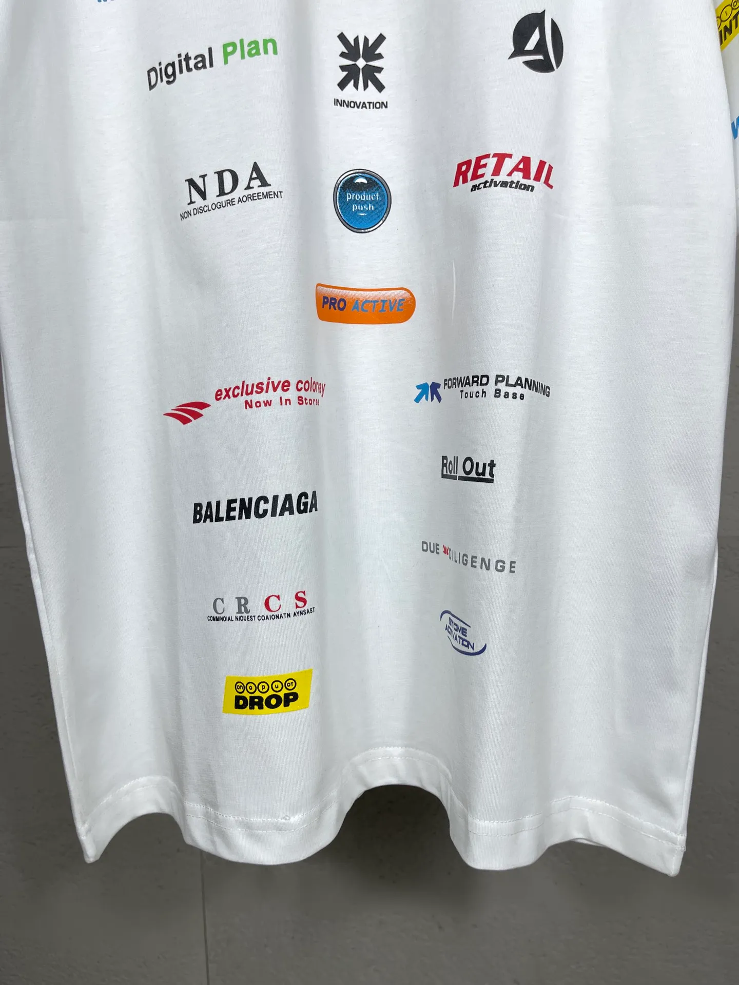 🅿️200 real photos [Top version. Official website quality] BALENCI*GA/Paris. Multi-element trademark LOGO short-sleeved T-shirt 2024 new style. All pattern details, colors and Y boards are customized, and the brick cabinets are synchronized. Genuine products are developed in the first time, and you can print and compare! The fabric is made of Paris ZP custom-woven and dyed cotton double yarn. Weighing 260 grams, the cloth surface is clean. The cloth pattern is clear, soft and comfortable. The threads are dyed with no color difference. The printing uses environmentally friendly imported materials, the letters are clear and the effect is three-dimensional. The version adopts OS loose shoulder design. Same style for men and women. Code: BL223362 Color: black, white Size: XS to L