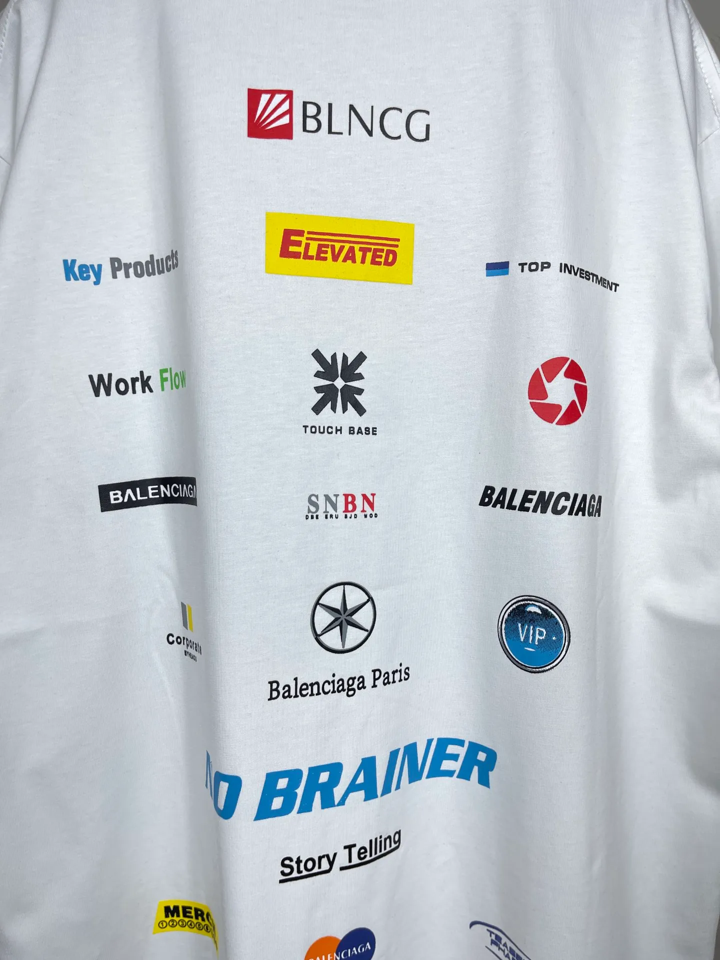 🅿️200 real photos [Top version. Official website quality] BALENCI*GA/Paris. Multi-element trademark LOGO short-sleeved T-shirt 2024 new style. All pattern details, colors and Y boards are customized, and the brick cabinets are synchronized. Genuine products are developed in the first time, and you can print and compare! The fabric is made of Paris ZP custom-woven and dyed cotton double yarn. Weighing 260 grams, the cloth surface is clean. The cloth pattern is clear, soft and comfortable. The threads are dyed with no color difference. The printing uses environmentally friendly imported materials, the letters are clear and the effect is three-dimensional. The version adopts OS loose shoulder design. Same style for men and women. Code: BL223362 Color: black, white Size: XS to L