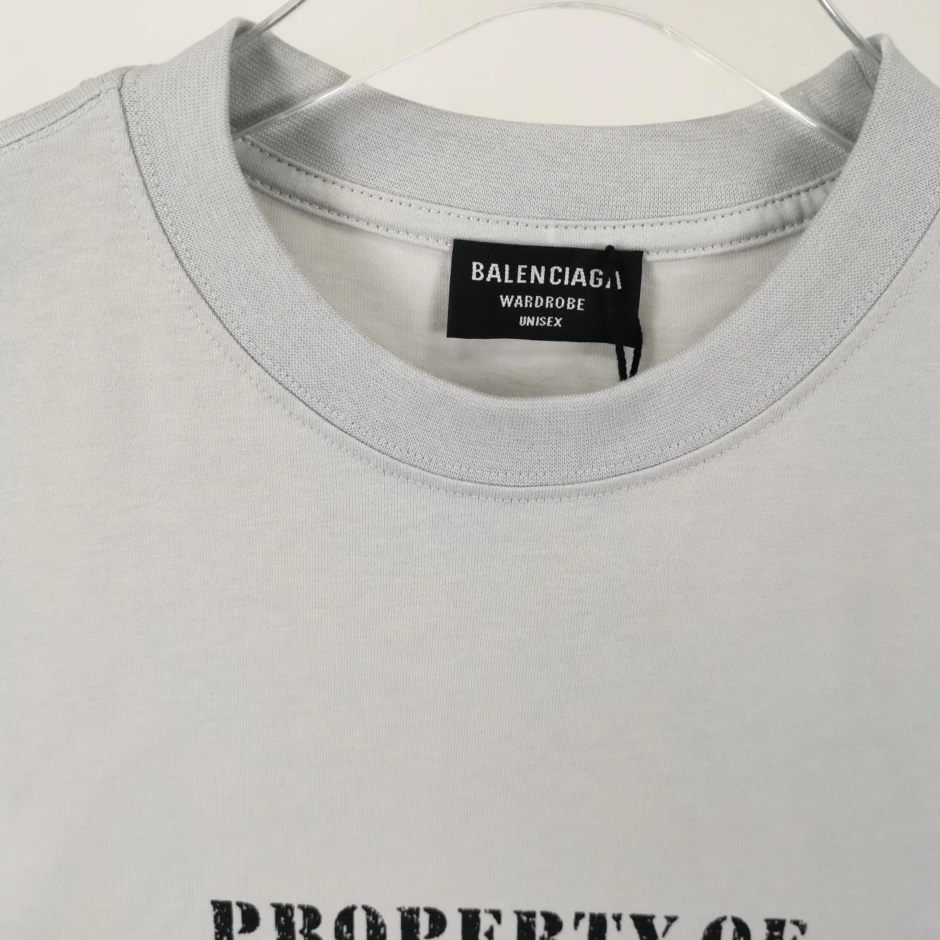 [New] The top tried and tested version of BALENCIAGA's new design team prints the same style short-sleeved T-shirts for men and women, couples and celebrities. It uses high-coverage screen water slurry technology, and is printed after washing. Ready-made garments are washed, fried snowflakes and sanded. The scrap rate is very high. Full of craftsmanship. 32S 280g double-ply double yarn pure cotton fabric. Ready-made garments are shaped and washed! Full of drape. Accessories: Butter paper with logo, three-label synchronous official website Size: XS-L Color: High-grade gray P:280