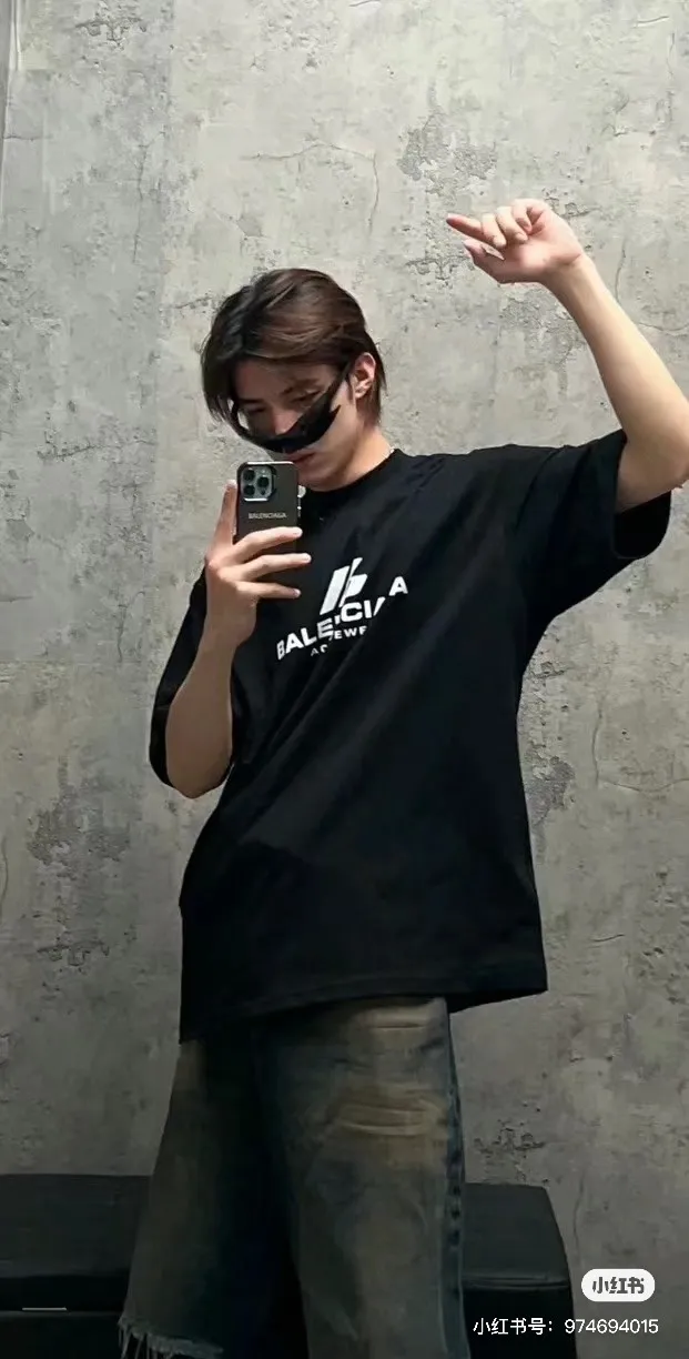 ♻️💯Reference model picture for the upper body❤️【New arrival】Top version - BALENCIAGA - Reflective pyrography short-sleeved T-shirt. The original development of custom-woven fabric technology and washing process. High-gram weight 280 grams fabric, full texture, clean cloth, soft and comfortable. Solona thread custom-dyed without color difference. The front is decorated with the activewear logo, combined with reflective embellishment. It shines brightly and is eye-catching. It fully explains the strength and personality. It is cool and sassy. Reflective heat transfer technology cleverly combines the characteristics of heat transfer and reflective materials. The customized reflective materials are attached to the fabric through heat pressing. The unique reflective effect highlights the visual effect. The fabrics have been washed and have a better hand feel. Not easy to deform, not easy to shrink and not easy to fade. Maintain long-term beauty. os dropped shoulders and loose version. Same style for men and women. Color: black, active white, size: XS-L P:270
