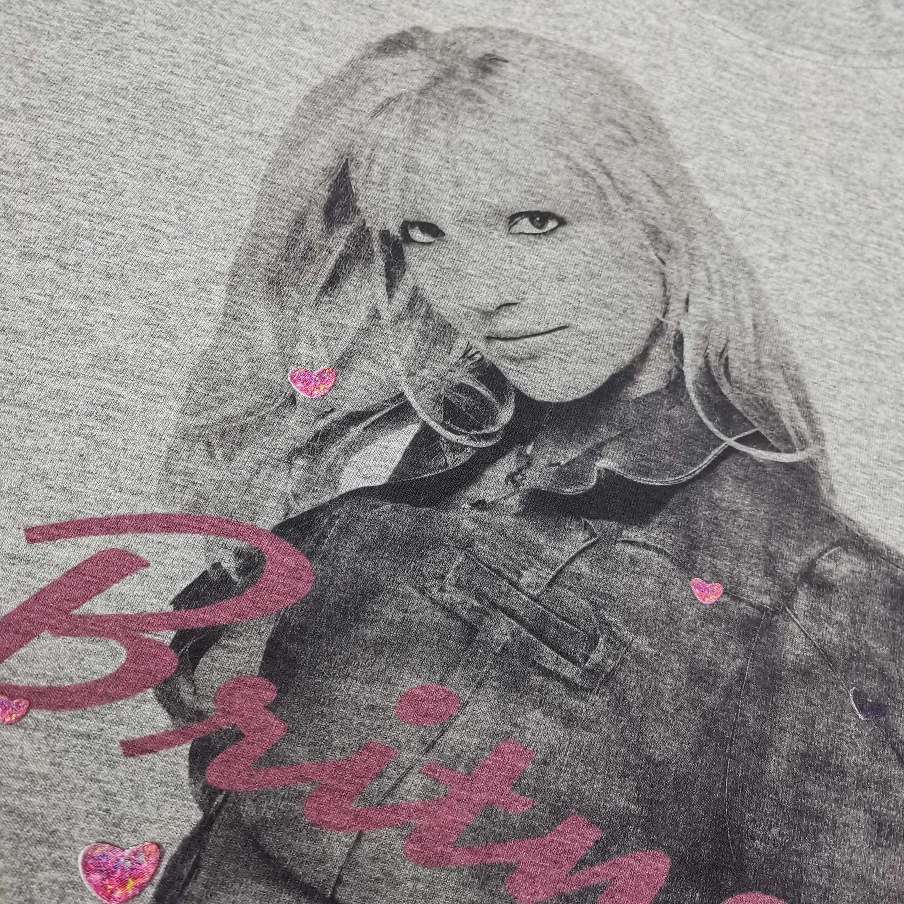 [Top version. Official website quality] BALENCI*GA/26 new model. Balenciaga Music |Britney Series limited edition music cooperation series, front and back direct-print printing, hot diamonds, washed and distressed short-sleeved T-shirt #SS26 latest style. Research and development at the first time, different market currencies. Comparisons welcome. The fabric is made of Paris ZP custom-woven and dyed cotton double yarn. Weighing 260 grams, the cloth surface is clean. The cloth pattern is clear, soft and comfortable. The threads are dyed with no color difference. Printing adopts computer direct printing. Garments are washed and aged. Jubie market currency. Welcome to compare. The version adopts OS loose shoulder design. Same style for men and women. Color: washed black, floral gray. Size: XS S M L P280