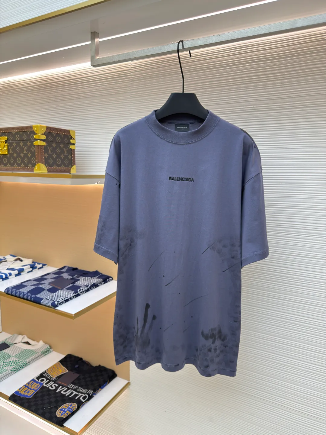 Balenciaga ink distressed embroidered short sleeves ●Authentic product: Purchased and developed for 4199 ●Item number: 1680257-A05 ●Material: pure cotton fabric ●Technology: distressed production ●Type: loose version ●Weight: about 235 grams ●Size: The overall wiring is straight and delicate, the fabric is comfortable and soft, and the color is consistent without color difference. It can be matched with the same style to create a fashionable look and control various occasions. Customized accessories, complete with three standards, same style for men and women!