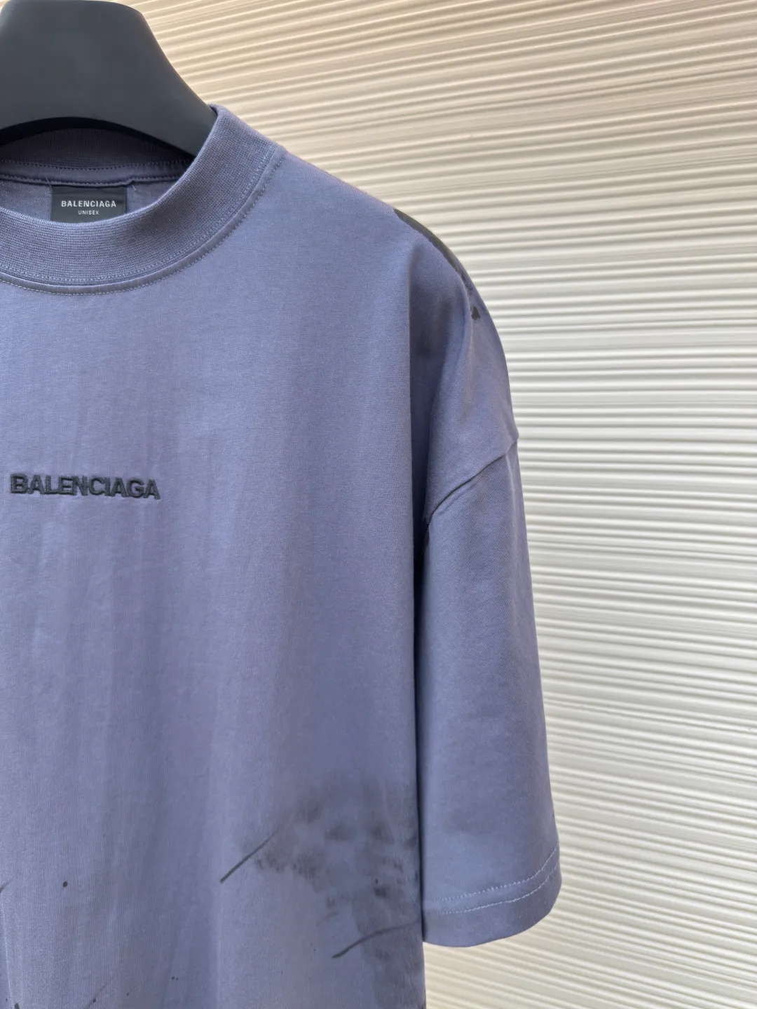 Balenciaga ink distressed embroidered short sleeves ●Authentic product: Purchased and developed for 4199 ●Item number: 1680257-A05 ●Material: pure cotton fabric ●Technology: distressed production ●Type: loose version ●Weight: about 235 grams ●Size: The overall wiring is straight and delicate, the fabric is comfortable and soft, and the color is consistent without color difference. It can be matched with the same style to create a fashionable look and control various occasions. Customized accessories, complete with three standards, same style for men and women!