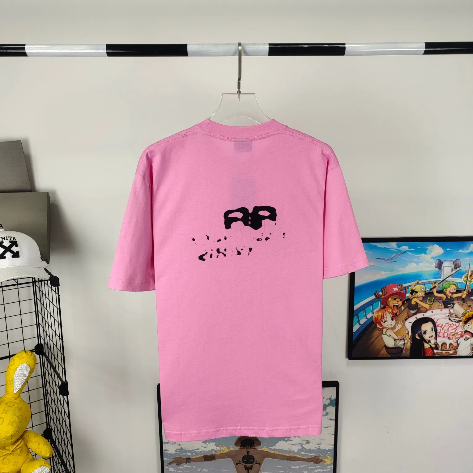[New arrival] The top tested version of BALENCIAGA 23SS with graffiti letters for male and female couples, the same style pure cotton loose short-sleeved T-shirt. Super iconic colorful brand logo printed pattern. It is fresh and comfortable to match with sports shoes. Suitable for shopping and dating. When layered, it will look like a blogger. Low-key and tasteful. The original fabric is 280G, double-ply and double-yarn pure cotton fabric! Threads are custom-woven and dyed, no color difference, no pressure in and out of the counter, through-the-shoulder strapping process, increased washing life of clothes, no deformation, high-version digital printing process, no fading, bright colors, the same style as Internet celebrity stars, regardless of age, body shape, gender, super eye-catching, extremely fashionable, very comfortable to the touch, super texture, fashionable and individual, super versatile and good-looking, a must-have, better for couples Customized collar labels are washed, 100% different from fake versions on the market!  Color: Pink White Black Charcoal Gray Size: XS-L P:260