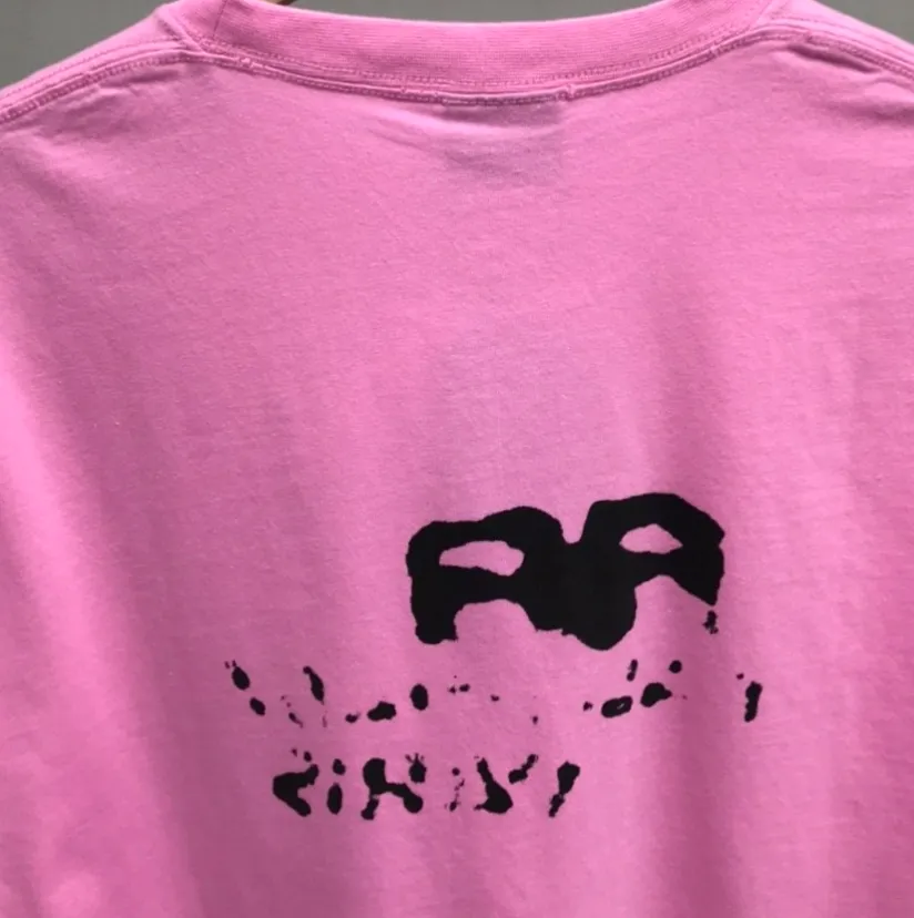 [New arrival] The top tested version of BALENCIAGA 23SS with graffiti letters for male and female couples, the same style pure cotton loose short-sleeved T-shirt. Super iconic colorful brand logo printed pattern. It is fresh and comfortable to match with sports shoes. Suitable for shopping and dating. When layered, it will look like a blogger. Low-key and tasteful. The original fabric is 280G, double-ply and double-yarn pure cotton fabric! Threads are custom-woven and dyed, no color difference, no pressure in and out of the counter, through-the-shoulder strapping process, increased washing life of clothes, no deformation, high-version digital printing process, no fading, bright colors, the same style as Internet celebrity stars, regardless of age, body shape, gender, super eye-catching, extremely fashionable, very comfortable to the touch, super texture, fashionable and individual, super versatile and good-looking, a must-have, better for couples Customized collar labels are washed, 100% different from fake versions on the market!  Color: Pink White Black Charcoal Gray Size: XS-L P:260