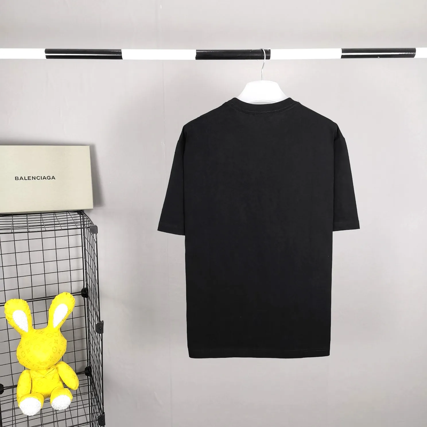 BALENCIAGA Balenciaga Lion Laurel Elf Embroidered Pure Cotton Loose, Breathable and Sweat-Absorbent Fashion Brand Short Sleeves for Male and Female Couples. Everyone has seen this powerful and domineering print. As a Parisian fan, you must buy one for your collection. This printing uses embroidery technology, and the focus is on the principles of materials and machines. Produced by Tajima embroidery imported from Japan. Secondly, the products we use are IOS certified products and are absolutely environmentally friendly and harmless. Never use cheap products that are harmful to the human body!  Color: black (only white has luminous effect) Size: XS-L P:250