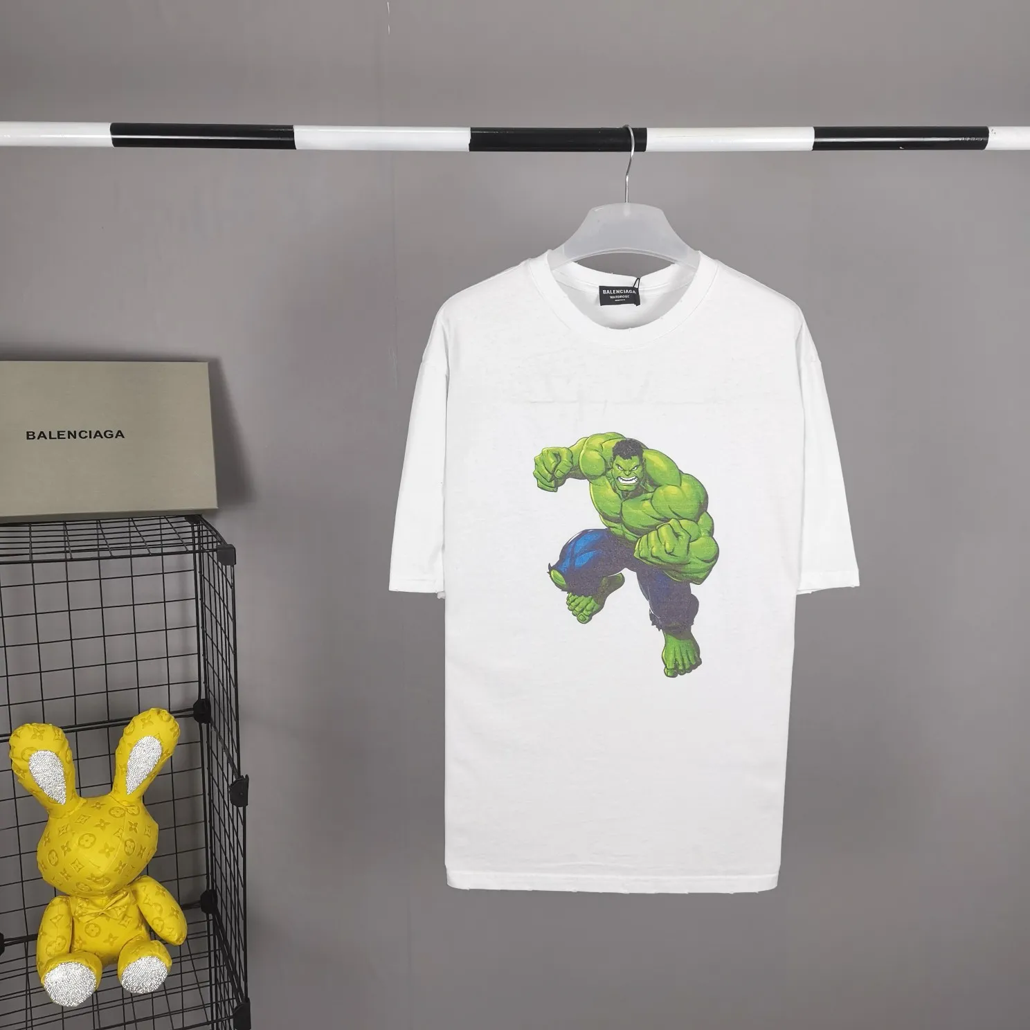 The strongest Balenciaga/Balenciaga Heavy Industry washed Hulk Marvel joint short-sleeved fabric is made of double yarn plain weave, 280g sweatshirt fabric; matched with 32S/1*2 fine cotton double yarn 1*1 rib, washed environmentally friendly dyed fabric, and the threads are in the same vat with no color difference.  The front printed green giant uses water-wash printing technology; it is made of imported environmentally friendly glue material (no odor) and mechanized printing technology. Mechanical printing has high precision, the positioning accuracy can reach ±0.02mm, the quality is stable, and the printing quality is clear, just like the photo. The body is washed and frayed and embroidered elements are added, which greatly increases the interest of the clothing; it has a unique visual effect. The special washing effect creates a unique aged effect. A unisex style that blurs the boundaries, with a classic dropped shoulder and oversize silhouette, and a loose and casual upper body. Color: Black Size: XS-L P:260