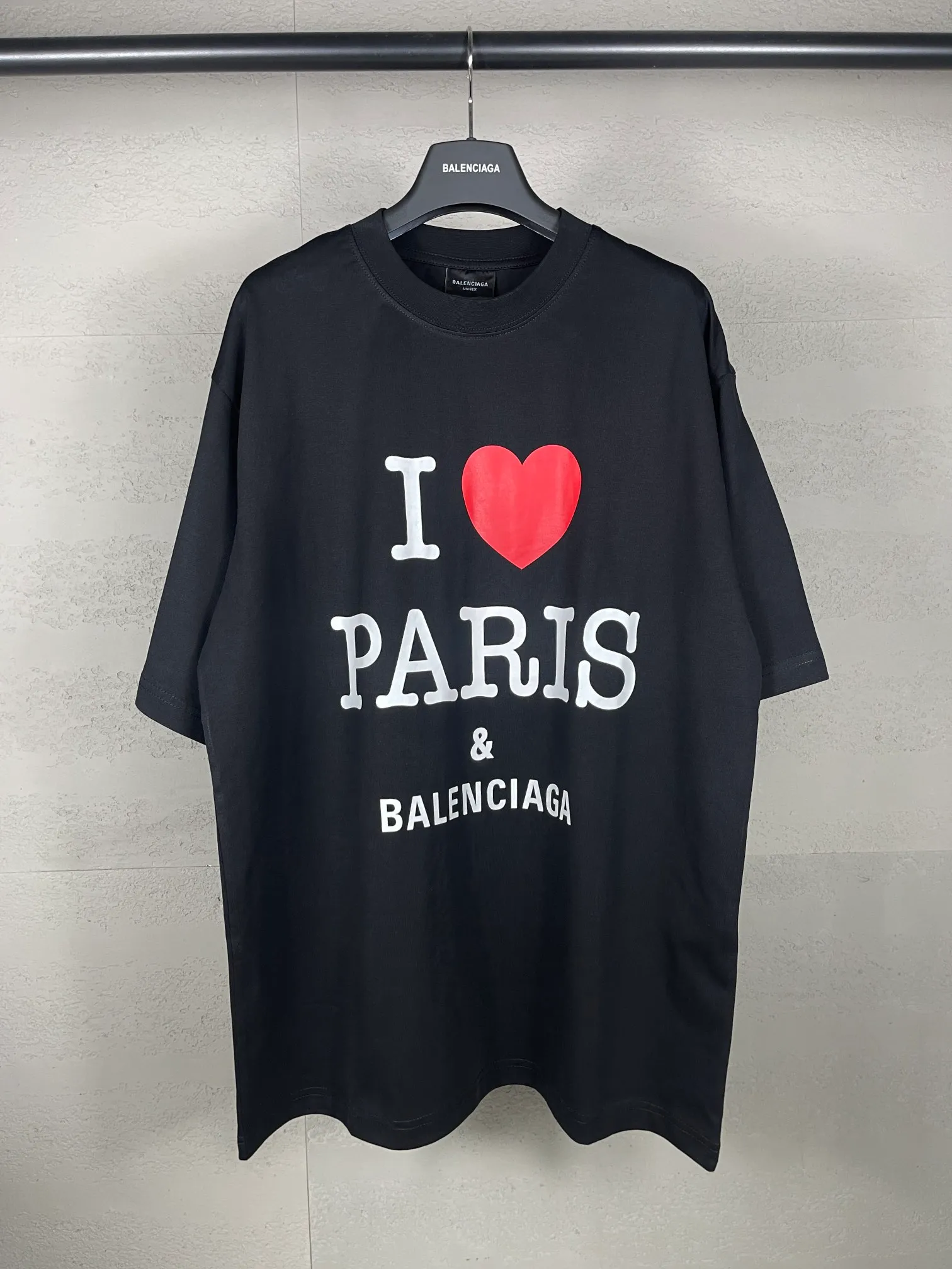🅿️180 real photos [Top version. Official website quality] BALENCI*GA/Paris.SS24 latest model, front I Love Paris& Balenciaxx art printed short-sleeved T-shirt. Brick cabinet synchronization. Genuine product developed in the first time, happy to print and compare! The fabric is made of Paris ZP custom-woven and dyed cotton double yarn. Weighing 260 grams, the cloth surface is clean. The cloth pattern is clear, soft and comfortable. The threads are dyed with no color difference. The printing uses environmentally friendly imported materials. The letters are clear and the effect is three-dimensional. The version adopts OS loose shoulder design. Same style for men and women. Code: BL223395 Color: off-white, black, floral gray Size: XS S M L