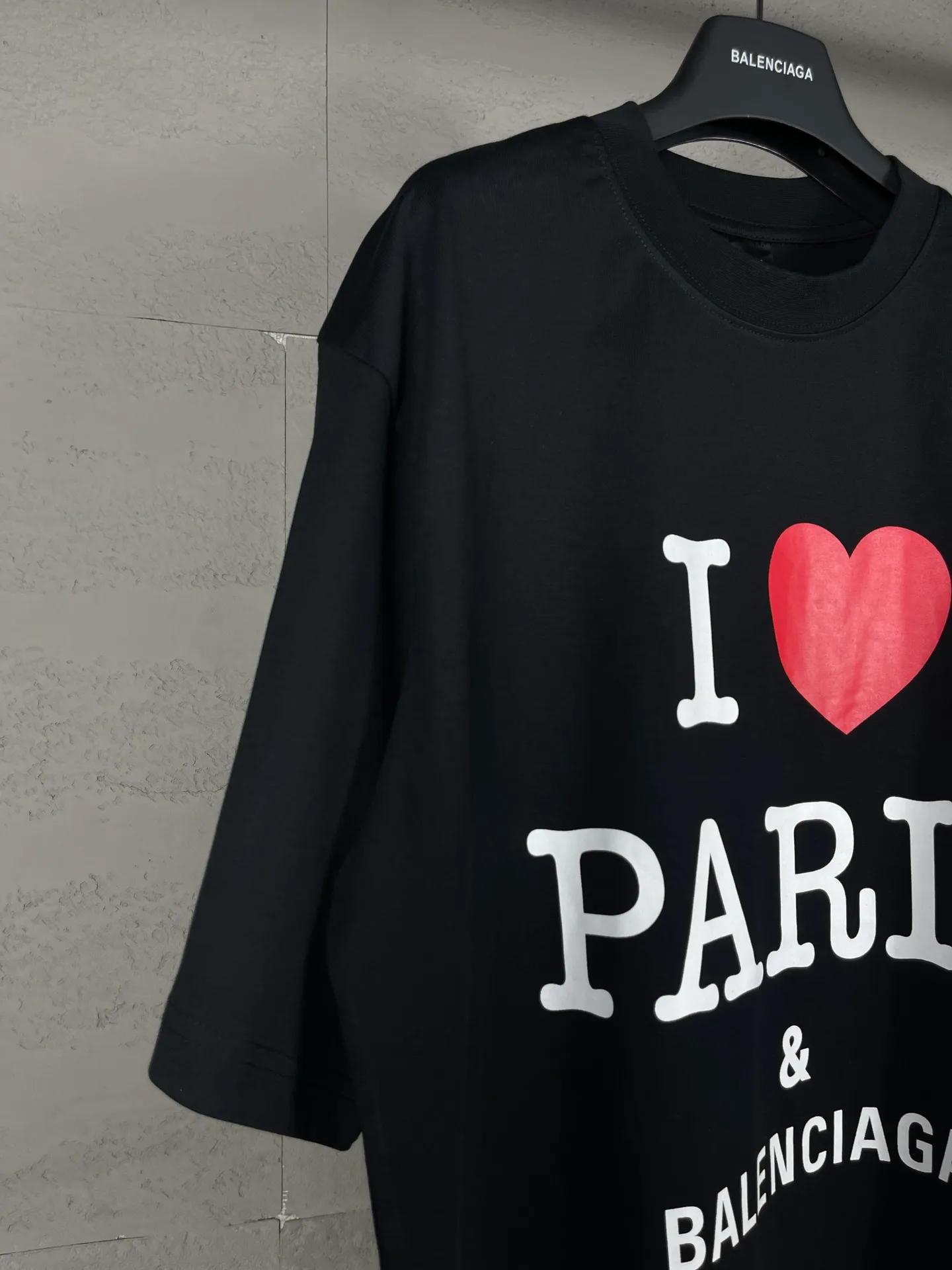 🅿️180 real photos [Top version. Official website quality] BALENCI*GA/Paris.SS24 latest model, front I Love Paris& Balenciaxx art printed short-sleeved T-shirt. Brick cabinet synchronization. Genuine product developed in the first time, happy to print and compare! The fabric is made of Paris ZP custom-woven and dyed cotton double yarn. Weighing 260 grams, the cloth surface is clean. The cloth pattern is clear, soft and comfortable. The threads are dyed with no color difference. The printing uses environmentally friendly imported materials. The letters are clear and the effect is three-dimensional. The version adopts OS loose shoulder design. Same style for men and women. Code: BL223395 Color: off-white, black, floral gray Size: XS S M L