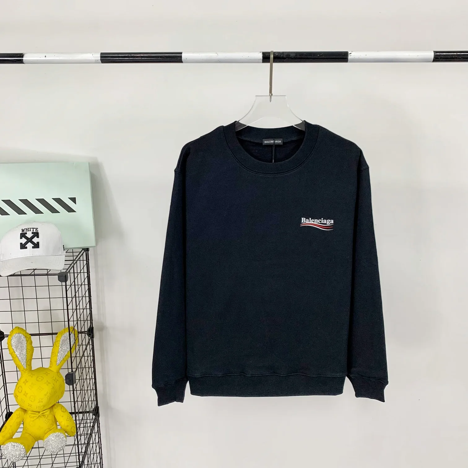 Spring and Autumn's top tested version of Balenciaga's classic Coke wave print round neck sweatshirt. ZP original version developed. 1:1 customized accessories. Packaging (including logo Sydney paper + new moderator mark + washing + hang tag). The entire sweatshirt is made of 460g pure cotton large terry, and the wet weight can reach 490, which is full of thickness. The printing uses the Israeli Kornit digital direct-injection process. The dye is added with 0.028 granular nano-plastics. When sprayed on the fabric, it has strong adhesion and is not afraid of strong washing and exposure (it is recommended to take care of the clothes), ensuring that the printing will not fall off after wearing. Customized washing, labeling, accessories, and hardware can reach professional standards. The threaded fabric of the whole garment comes from the same vat with 0 color difference. Color: Black Size: XS-L P:350