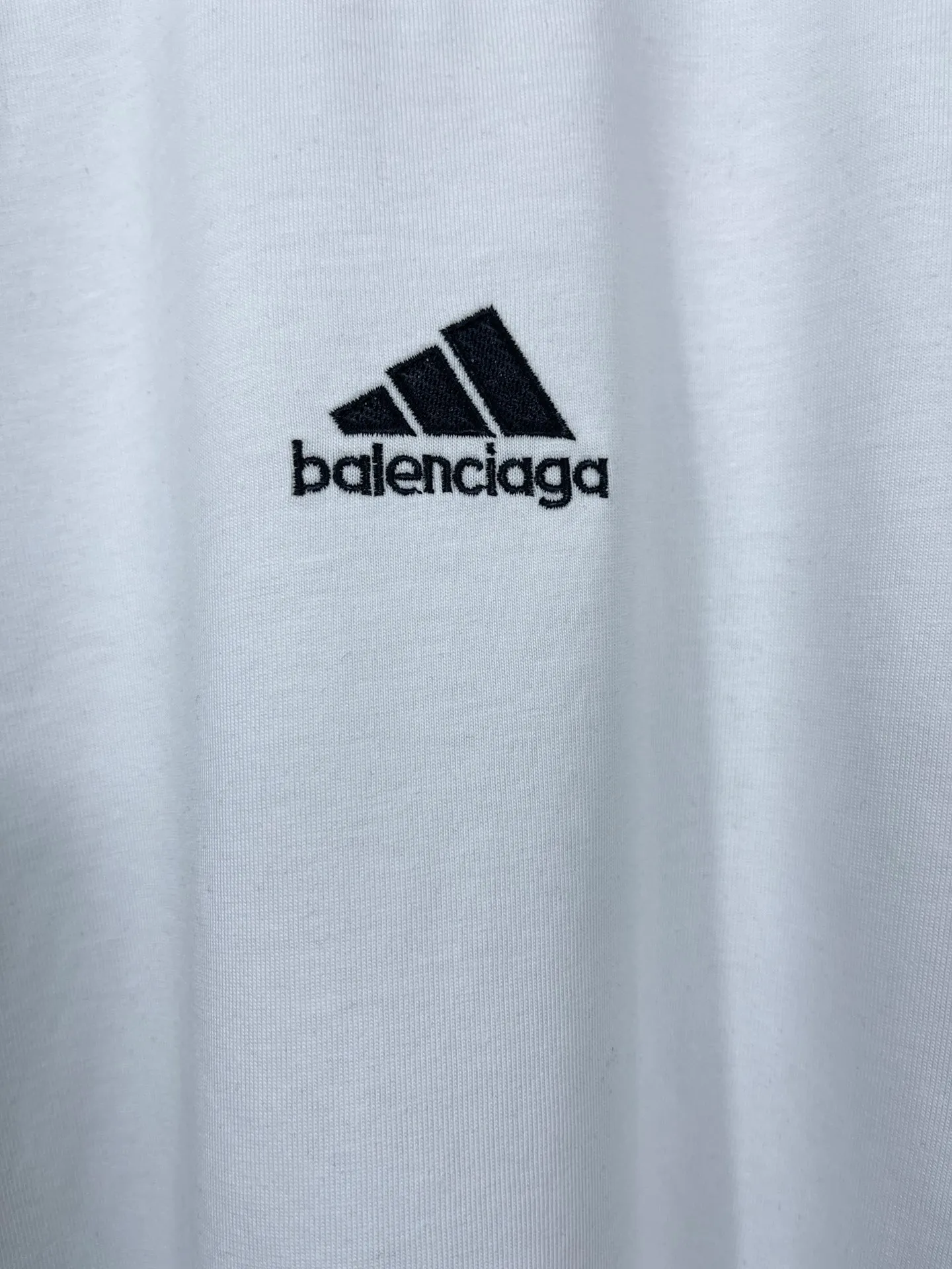🅿️200 Real photos [Top version. Official website quality] BALENCI*GA/Paris co-branded Adidas Adidas clover three-stripe LOGO embroidered side contrasting short-sleeved T-shirt# The fabric is made of Paris ZP custom-woven and dyed cotton double yarn. Weighing 260 grams, the cloth surface is clean. The cloth pattern is clear, soft and comfortable. The threads are dyed with no color difference. The classic pattern embroidery uses imported embroidery, and the letters are clear, three-dimensional and without rough edges. Jubie market produces pictures based on pictures. Welcome to compare. The version adopts OS loose shoulder version. Same style for men and women. Code: BL223082 Color: black, white, navy size: XS to L