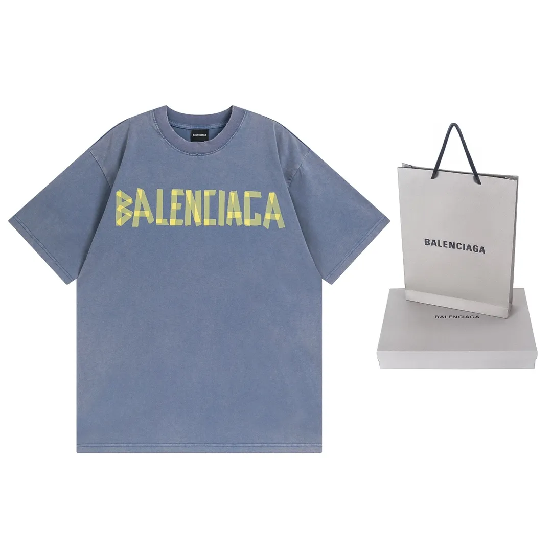 🅿️194 Detailed picture [Top version. Official website quality] BALENCI*GA/Paris. 23ss latest classic model. Tape pulp printing. Ready-to-wear washed and distressed short-sleeved T-shirt. Brick cabinet synchronization. The fabric is made of Paris ZP custom-woven and dyed 100% cotton double yarn compact cotton. The weight is 260 grams, the cloth surface is clean. The cloth pattern is clear, soft and comfortable, and the thread is dyed with no color difference. The classic pattern is printed with environmentally friendly imported materials, and the tape pattern is glued. The letters are clear and the effect is three-dimensional. Restored brick cabinet. The garments were washed and aged, and polished by many hands. Produced by ultra-heavy craftsmanship, the market currency is very different, welcome to compare.                                 Note⚠️ZP is made of iron gray garments that are washed and distressed. Pay attention to the big difference! Welcome to compare! The version adopts OS loose shoulder version. The same style for men and women. Code: BL223089 Color: iron gray, white, fluorescent green, gray blue, coffee color, fog blue, beige gray, burgundy, green, floral gray Size: XS S M L