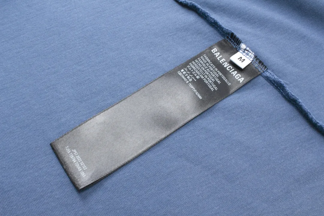 🅿️194 Detailed picture [Top version. Official website quality] BALENCI*GA/Paris. 23ss latest classic model. Tape pulp printing. Ready-to-wear washed and distressed short-sleeved T-shirt. Brick cabinet synchronization. The fabric is made of Paris ZP custom-woven and dyed 100% cotton double yarn compact cotton. The weight is 260 grams, the cloth surface is clean. The cloth pattern is clear, soft and comfortable, and the thread is dyed with no color difference. The classic pattern is printed with environmentally friendly imported materials, and the tape pattern is glued. The letters are clear and the effect is three-dimensional. Restored brick cabinet. The garments were washed and aged, and polished by many hands. Produced by ultra-heavy craftsmanship, the market currency is very different, welcome to compare.                                 Note⚠️ZP is made of iron gray garments that are washed and distressed. Pay attention to the big difference! Welcome to compare! The version adopts OS loose shoulder version. The same style for men and women. Code: BL223089 Color: iron gray, white, fluorescent green, gray blue, coffee color, fog blue, beige gray, burgundy, green, floral gray Size: XS S M L