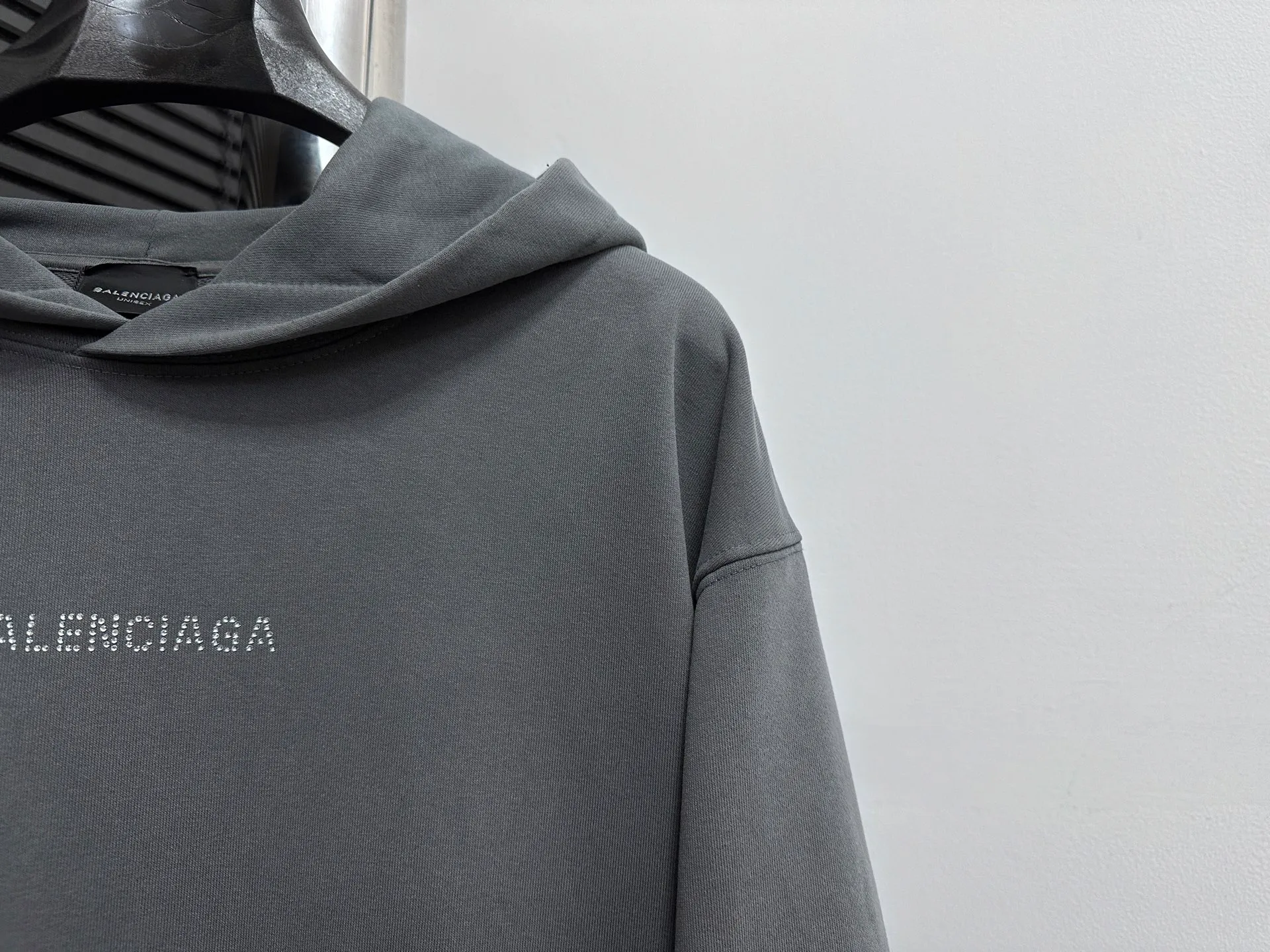 🅿️330 [BALENCIaGA] Paris small letters rhinestone washed hooded sweatshirt. The fabric is made of 400g Paris-specific double yarns*high weight double yarn ribs. It is pressed using a high-temperature air machine. The high-temperature gas contacts the fabric and uses heat energy and pressure to press the fabric to ensure uniform heat distribution. The fabrics have been washed and aged. It has a better hand feel and texture. It is not easy to deform, not easy to shrink, not easy to fade, and maintains long-term beauty. Same style for men and women! ! Size: S-XL