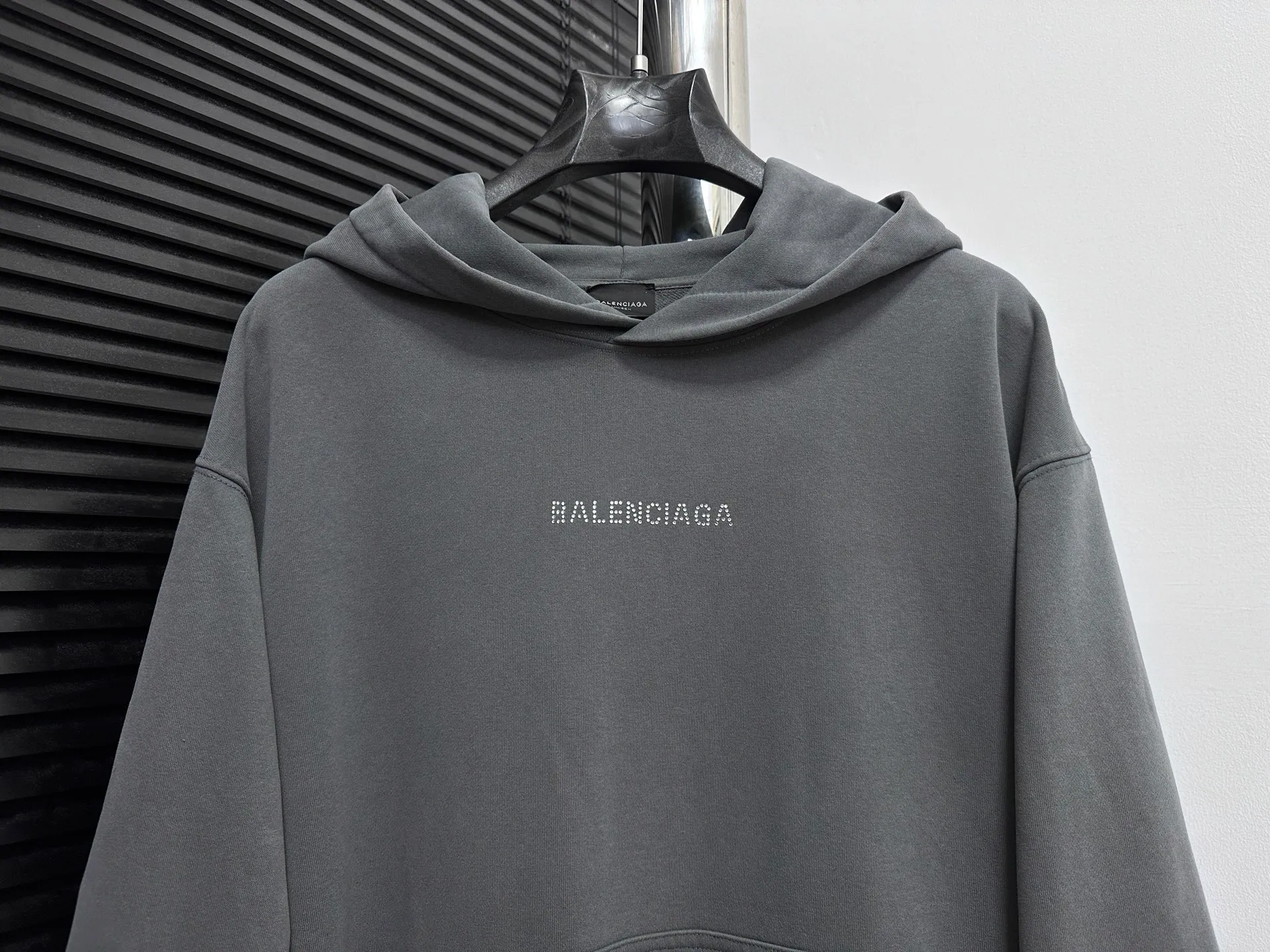 🅿️330 [BALENCIaGA] Paris small letters rhinestone washed hooded sweatshirt. The fabric is made of 400g Paris-specific double yarns*high weight double yarn ribs. It is pressed using a high-temperature air machine. The high-temperature gas contacts the fabric and uses heat energy and pressure to press the fabric to ensure uniform heat distribution. The fabrics have been washed and aged. It has a better hand feel and texture. It is not easy to deform, not easy to shrink, not easy to fade, and maintains long-term beauty. Same style for men and women! ! Size: S-XL