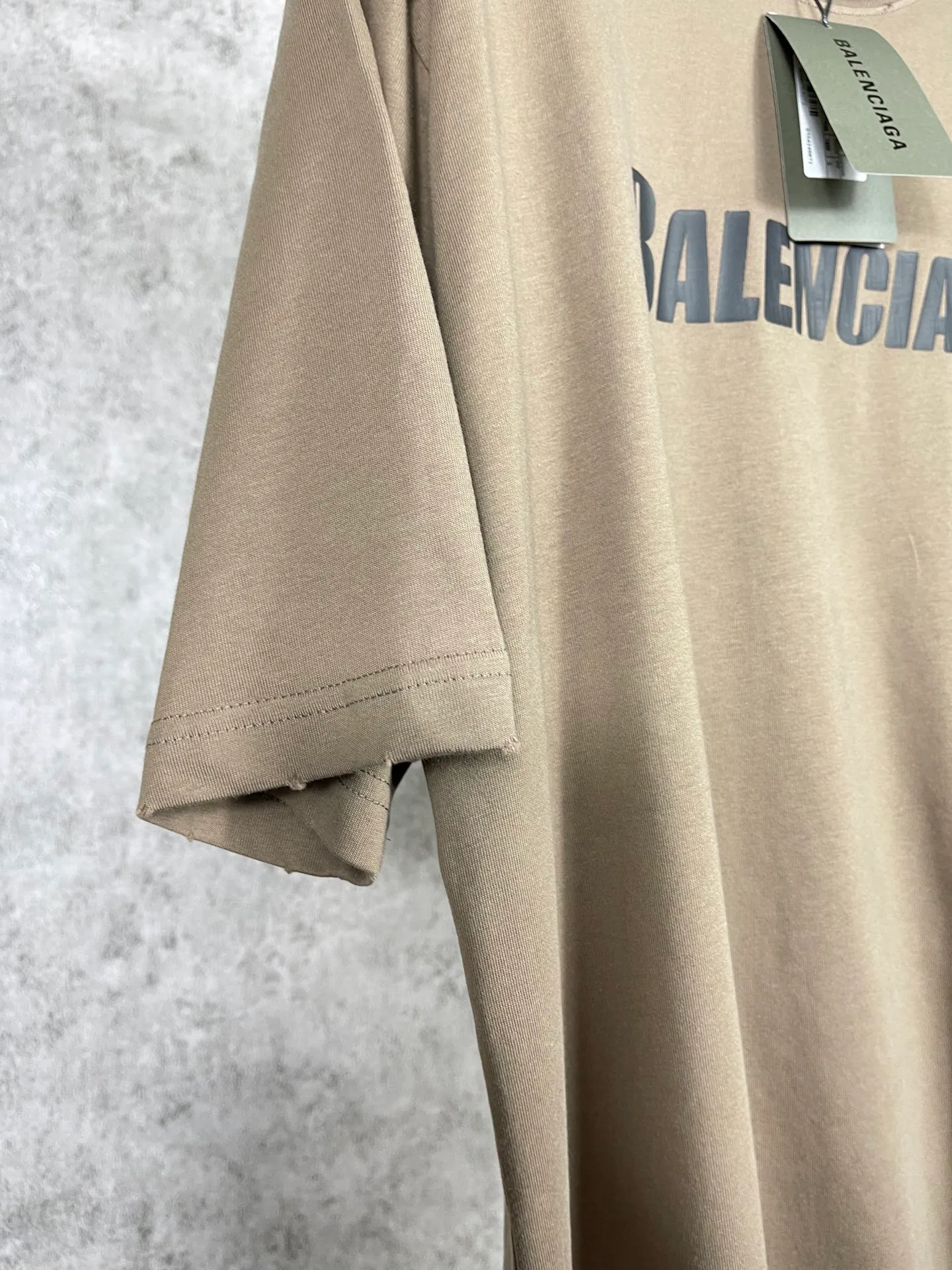 🅿️166 Real photos [Top version. Official website quality] BALENCI*GA/Paris. 2023 new style. Classic letter LOGO printed distressed short-sleeved T-shirt. Brick cabinet synchronization. The fabric is made of Paris ZP custom-woven and dyed 100% cotton double yarn compact cotton. The weight is 260 grams, the cloth surface is clean. The cloth pattern is clear, soft and comfortable. The threads are dyed with no color difference. The classic pattern is printed with environmentally friendly imported materials and precision printing screens, with clear letters and three-dimensional effect. Restored brick cabinet. The garments are hand-worn and distressed by many people. Different market currency. Welcome to compare. The version adopts OS loose shoulder design. Same style for men and women. Coding: BL223072 Color: black, coffee, pink, white, fruit green, navy Size: XS to L