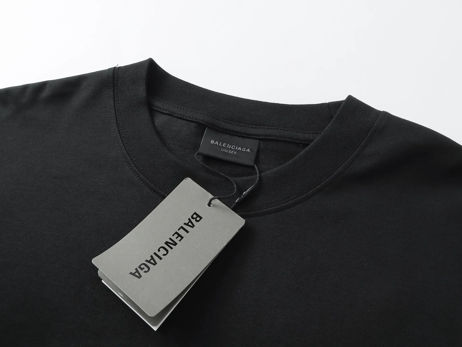 🅿️174 Real photos [Top version. Official website quality] BALENCI*GA/Paris #202 new style short sleeves with reversed letter embroidery in the front, #2025 spring and summer brick cabinet synchronization. Welcome to compare. The fabric is made of Paris ZP custom-woven and dyed cotton double yarn, weight 260 grams, clean cloth surface, clear cloth texture, soft and comfortable. The threads are dyed with no color difference. The letter LOGO is embroidered using imported Tajima embroidery machine. The letters are clear and the effect is three-dimensional. Restore the brick cabinet, adopt the OS loose shoulder style. Same style for men and women. Code: BL253692 Color: Black Size: XS S M L
