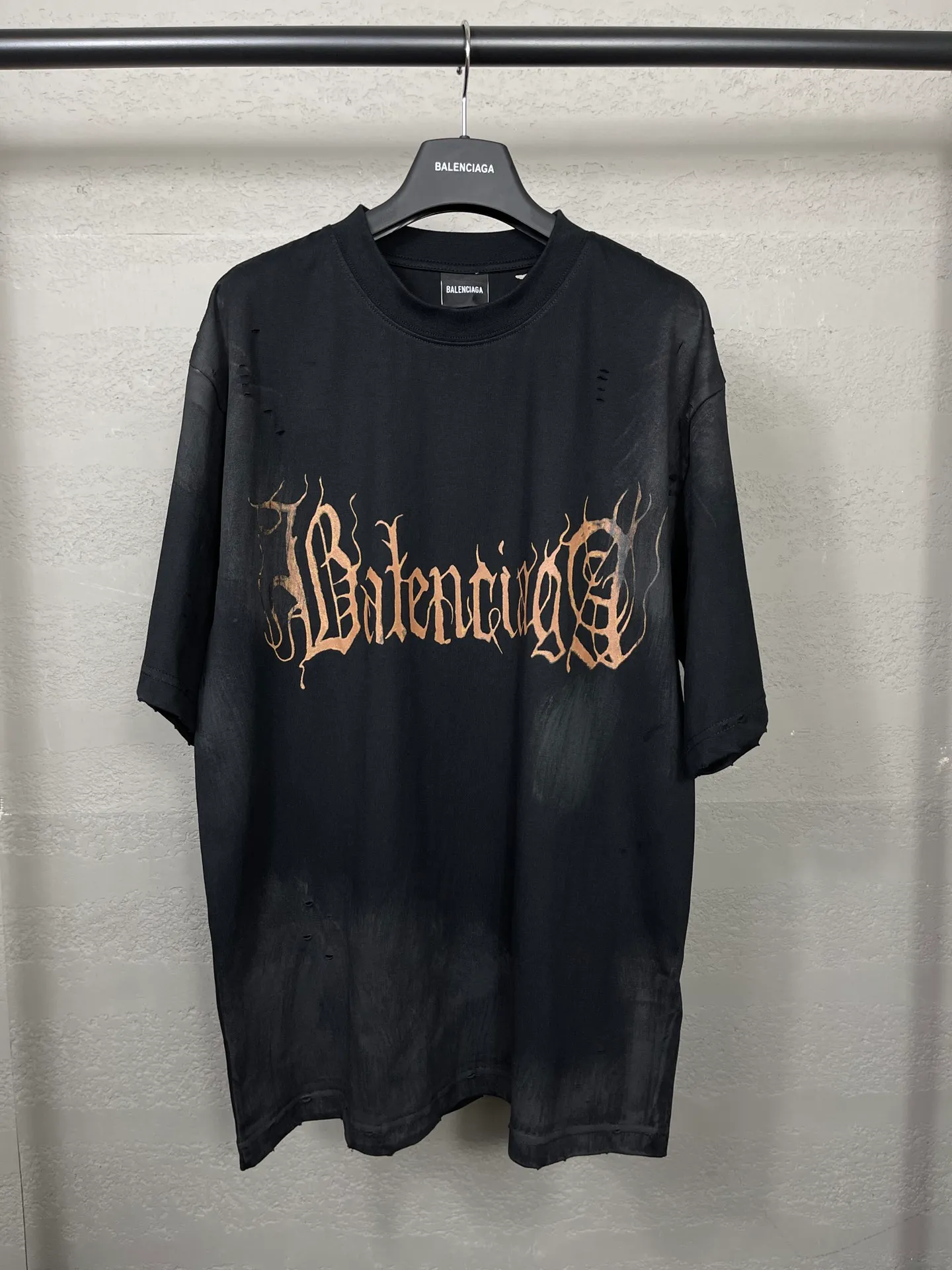 🅿️206 Real photos [Top version. Official website quality] BALENCI*GA/Paris. 2024 latest Sanskrit letters LOGO hand-painted worn distressed short-sleeved T-shirt. Brick cabinet synchronization. ⚠️Difference in market currency. YB development. Color system is black and blue. Worn. Hand-painted consistent with ZP,‼ ️The fabric is made of Paris ZP custom-woven and dyed 100% double yarn compact cotton. The weight is 260 grams. The cloth surface is clean. The cloth pattern is clear, soft and comfortable. The threads are dyed with no color difference. Ready-made garments are hand-painted, worn, and distressed, with heavy craftsmanship. Comparisons welcome. The version adopts OS loose shoulder style. Same style for men and women. Code: BL223203 Color: black blue. red Size: XS to L