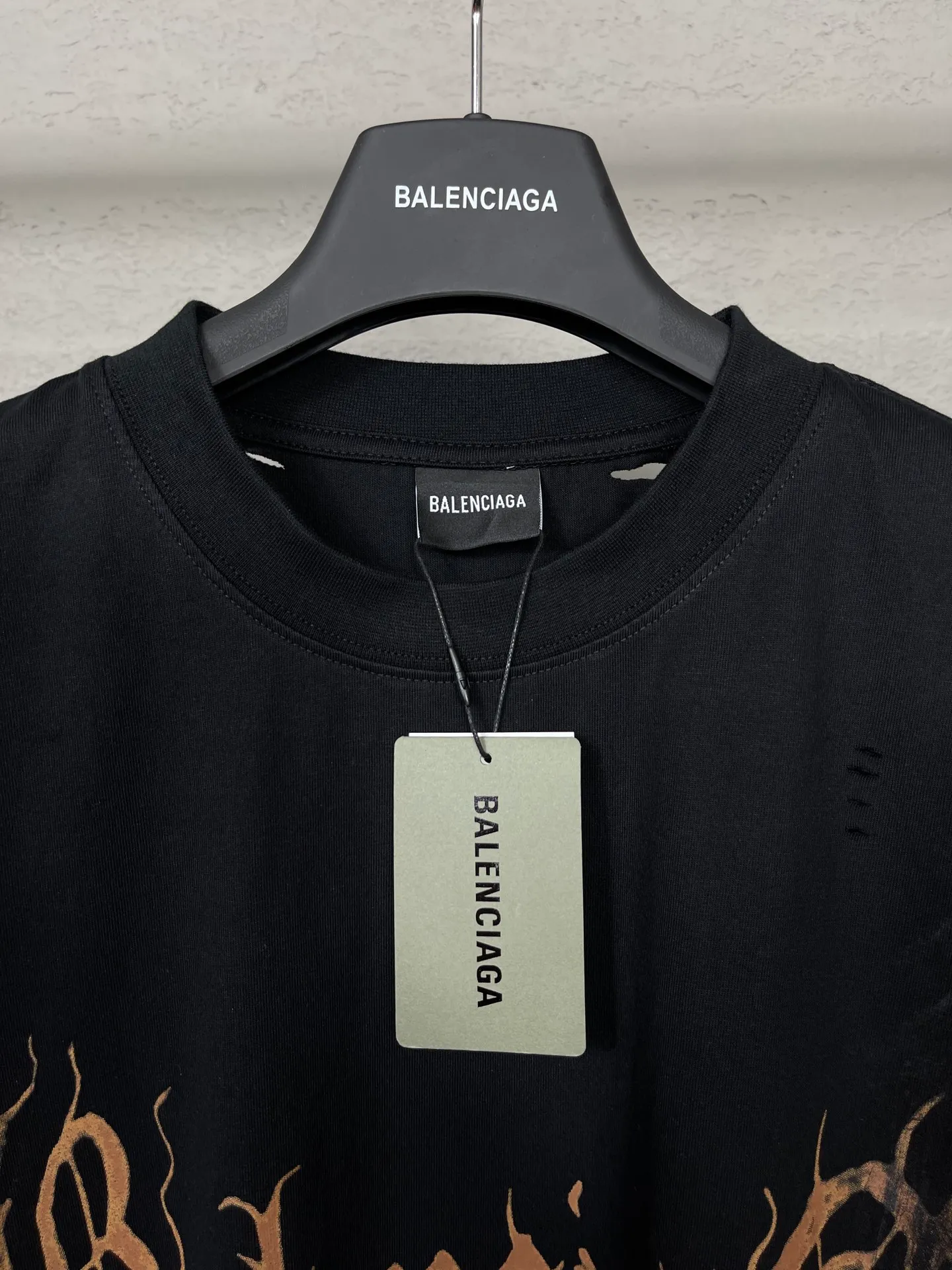 🅿️206 Real photos [Top version. Official website quality] BALENCI*GA/Paris. 2024 latest Sanskrit letters LOGO hand-painted worn distressed short-sleeved T-shirt. Brick cabinet synchronization. ⚠️Difference in market currency. YB development. Color system is black and blue. Worn. Hand-painted consistent with ZP,‼ ️The fabric is made of Paris ZP custom-woven and dyed 100% double yarn compact cotton. The weight is 260 grams. The cloth surface is clean. The cloth pattern is clear, soft and comfortable. The threads are dyed with no color difference. Ready-made garments are hand-painted, worn, and distressed, with heavy craftsmanship. Comparisons welcome. The version adopts OS loose shoulder style. Same style for men and women. Code: BL223203 Color: black blue. red Size: XS to L