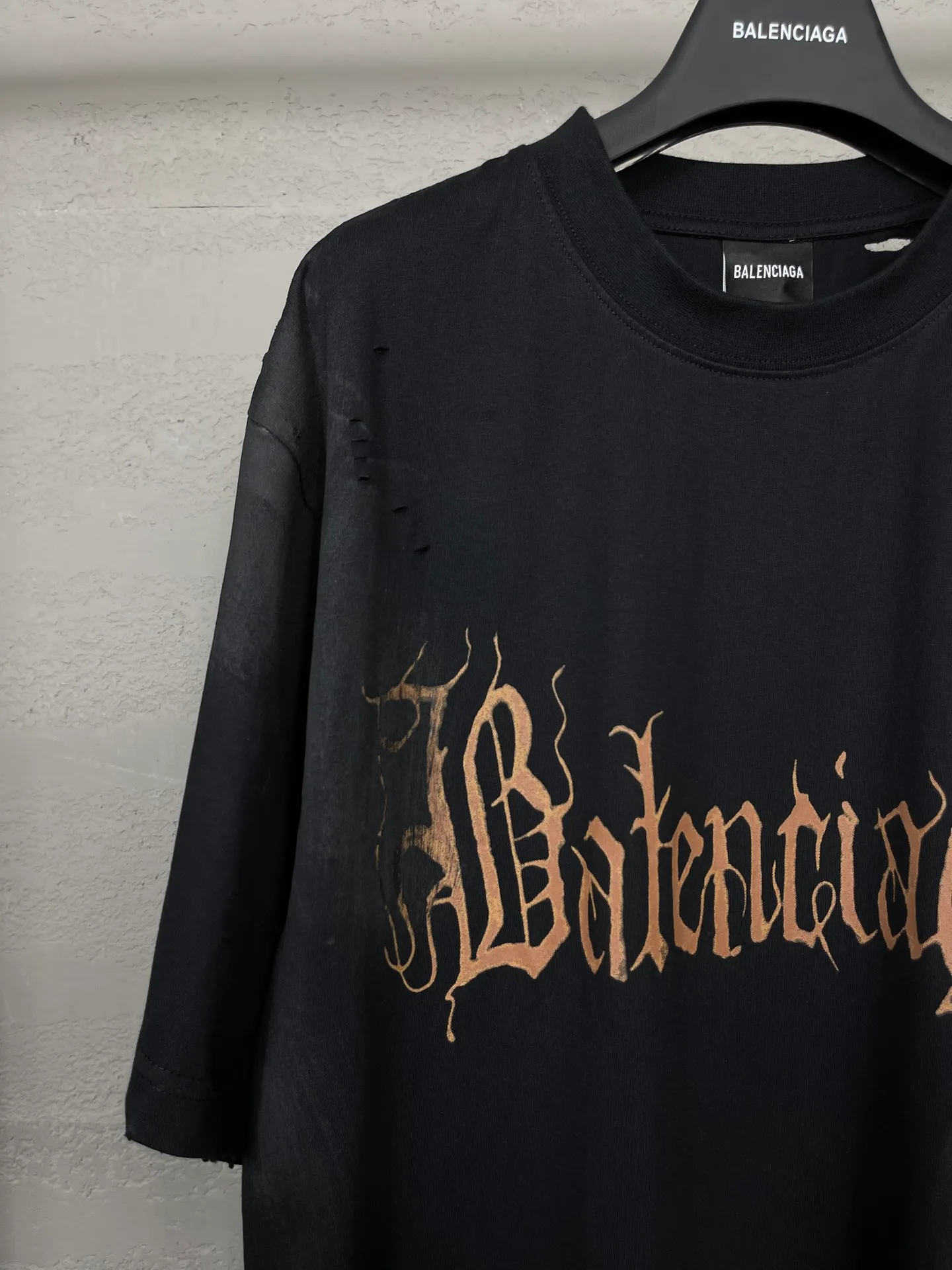 🅿️206 Real photos [Top version. Official website quality] BALENCI*GA/Paris. 2024 latest Sanskrit letters LOGO hand-painted worn distressed short-sleeved T-shirt. Brick cabinet synchronization. ⚠️Difference in market currency. YB development. Color system is black and blue. Worn. Hand-painted consistent with ZP,‼ ️The fabric is made of Paris ZP custom-woven and dyed 100% double yarn compact cotton. The weight is 260 grams. The cloth surface is clean. The cloth pattern is clear, soft and comfortable. The threads are dyed with no color difference. Ready-made garments are hand-painted, worn, and distressed, with heavy craftsmanship. Comparisons welcome. The version adopts OS loose shoulder style. Same style for men and women. Code: BL223203 Color: black blue. red Size: XS to L