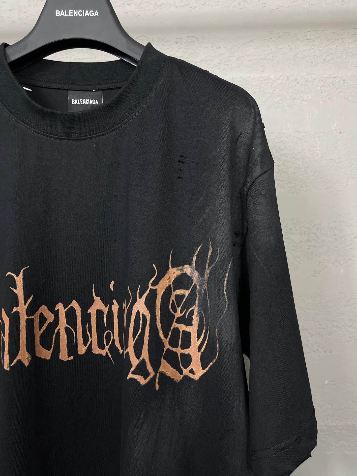 🅿️206 Real photos [Top version. Official website quality] BALENCI*GA/Paris. 2024 latest Sanskrit letters LOGO hand-painted worn distressed short-sleeved T-shirt. Brick cabinet synchronization. ⚠️Difference in market currency. YB development. Color system is black and blue. Worn. Hand-painted consistent with ZP,‼ ️The fabric is made of Paris ZP custom-woven and dyed 100% double yarn compact cotton. The weight is 260 grams. The cloth surface is clean. The cloth pattern is clear, soft and comfortable. The threads are dyed with no color difference. Ready-made garments are hand-painted, worn, and distressed, with heavy craftsmanship. Comparisons welcome. The version adopts OS loose shoulder style. Same style for men and women. Code: BL223203 Color: black blue. red Size: XS to L
