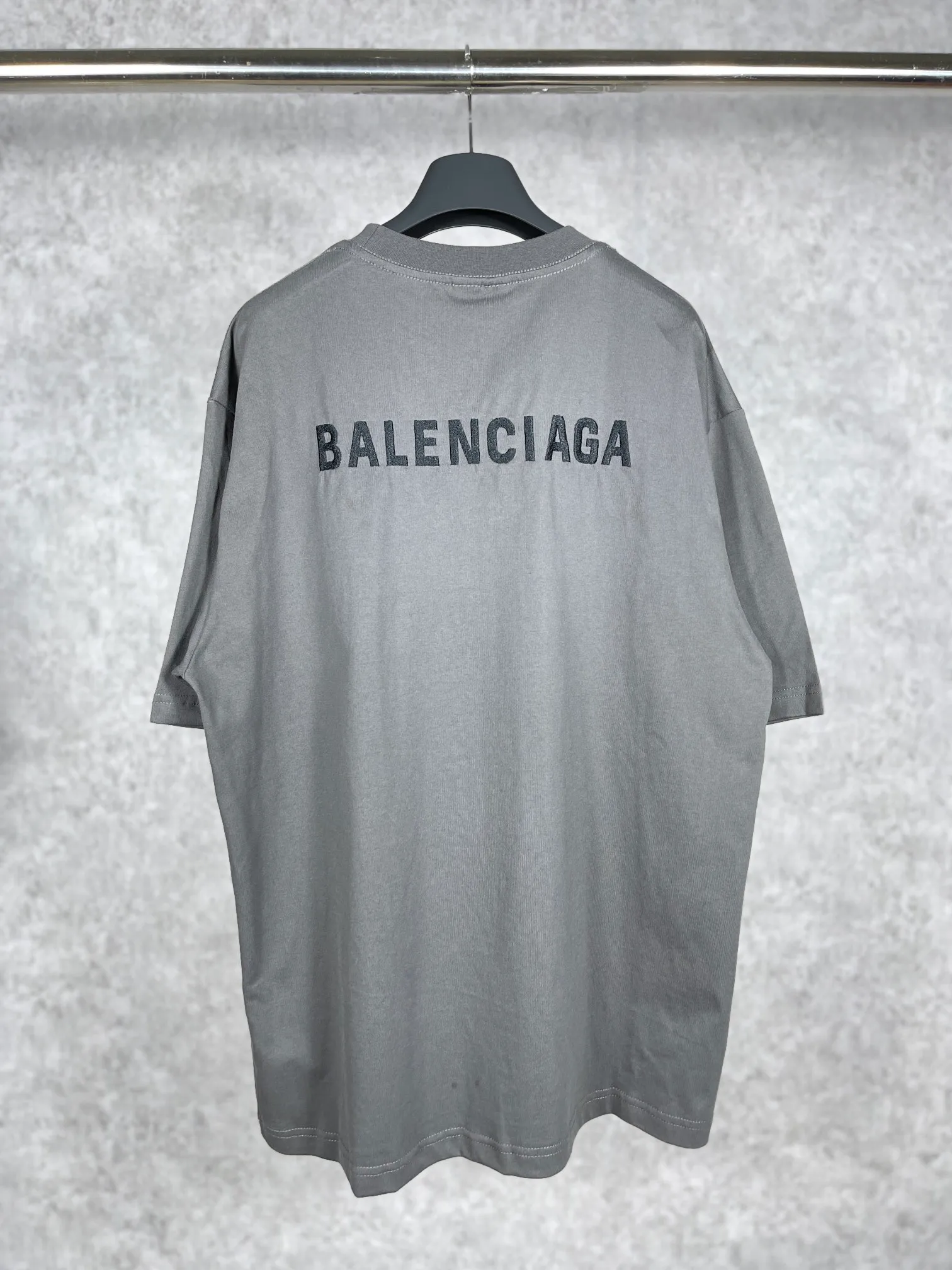 🅿️166 real photos [Top version. Official website quality] BALENCI*GA/Paris #Classic style. Classic letter embroidered short-sleeved T-shirt on the front and back #2023 spring and summer brick cabinet synchronization.                       The fabric is made of Paris ZP custom-woven and dyed cotton double yarn, weighing 260 grams. The cloth surface is clean. The cloth pattern is clear, soft and comfortable. The threads are dyed with no color difference. The classic letters are embroidered with an imported embroidery machine. The letters are clear and the effect is three-dimensional, restoring the brick cabinet. The version adopts the OS loose shoulder style. Same style for men and women. Coding: BL223006 Color: smoke gray, purple, light green, peacock blue, black, rice coffee, gray green Size: XS S M L