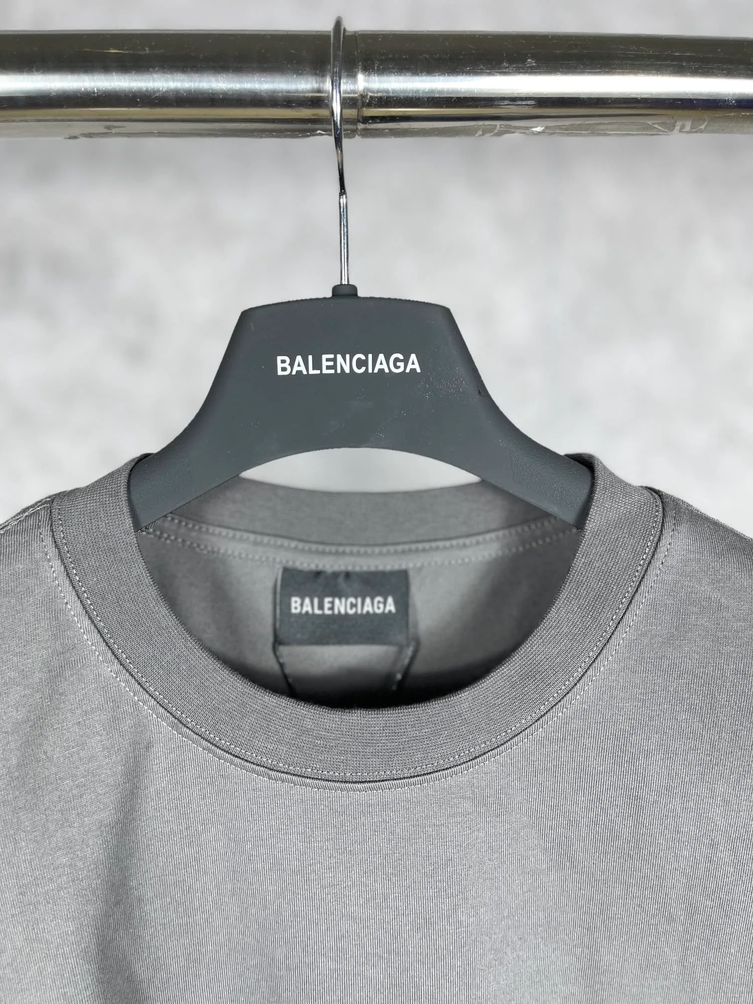 🅿️166 real photos [Top version. Official website quality] BALENCI*GA/Paris #Classic style. Classic letter embroidered short-sleeved T-shirt on the front and back #2023 spring and summer brick cabinet synchronization.                       The fabric is made of Paris ZP custom-woven and dyed cotton double yarn, weighing 260 grams. The cloth surface is clean. The cloth pattern is clear, soft and comfortable. The threads are dyed with no color difference. The classic letters are embroidered with an imported embroidery machine. The letters are clear and the effect is three-dimensional, restoring the brick cabinet. The version adopts the OS loose shoulder style. Same style for men and women. Coding: BL223006 Color: smoke gray, purple, light green, peacock blue, black, rice coffee, gray green Size: XS S M L