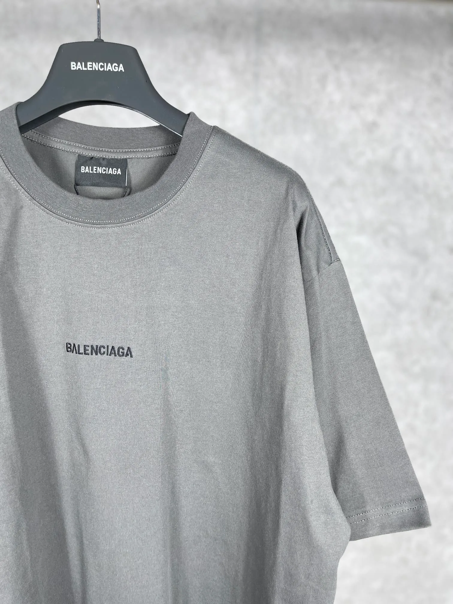 🅿️166 real photos [Top version. Official website quality] BALENCI*GA/Paris #Classic style. Classic letter embroidered short-sleeved T-shirt on the front and back #2023 spring and summer brick cabinet synchronization.                       The fabric is made of Paris ZP custom-woven and dyed cotton double yarn, weighing 260 grams. The cloth surface is clean. The cloth pattern is clear, soft and comfortable. The threads are dyed with no color difference. The classic letters are embroidered with an imported embroidery machine. The letters are clear and the effect is three-dimensional, restoring the brick cabinet. The version adopts the OS loose shoulder style. Same style for men and women. Coding: BL223006 Color: smoke gray, purple, light green, peacock blue, black, rice coffee, gray green Size: XS S M L