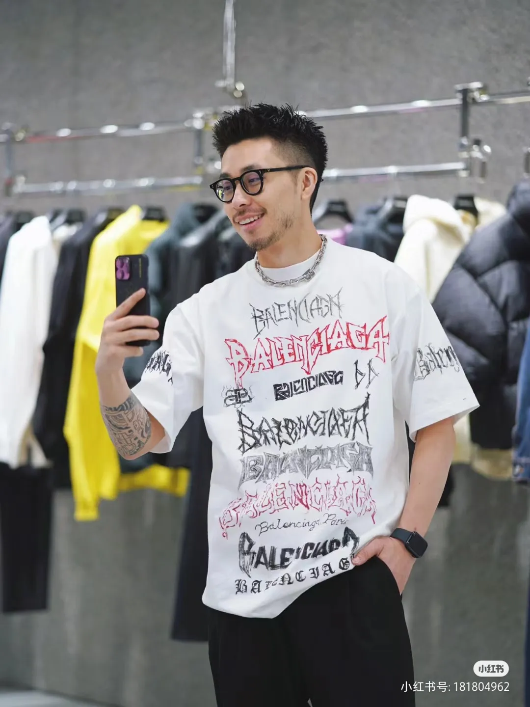 🎀Hot model pictures🎀The top tested version of Balenciaga/Balenciaga 24SS Year of the Dragon hand-painted graffiti logo full-print short-sleeved T-shirt everyone has been waiting for! The Year of the Dragon limited edition is finally available! The fabric is made of 16-count single combed compact spun 250g thickened plain weave fabric, washed and dyed on the panel. The front and rear left and right sleeve patterns are all made using an elliptical machine direct injection process. After scanning the pattern, the details of the panel are adjusted manually. Then use large cloth to repeatedly adjust the pattern on the board. The printing is delicate and neat. The ready-made garments are washed softly to ensure no shrinkage. Double-pressing technology is used. The pattern part uses graffiti-style Gothic fonts. The pattern effect is fully restored. The double-layer stitching on the back collar is firm and tight. The double-chain routing on the shoulders. The hem is tightened tightly. The fabric is full of drape. The pattern is consistent. Customized and numbered washing. Only every detail is presented to customers. Size: S-XL P:280