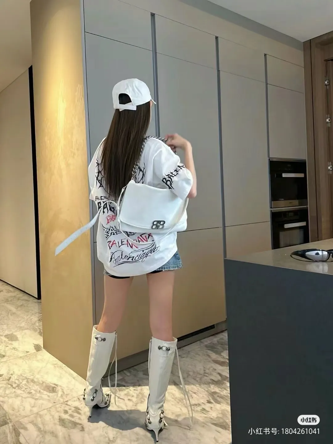 🎀Hot model pictures🎀The top tested version of Balenciaga/Balenciaga 24SS Year of the Dragon hand-painted graffiti logo full-print short-sleeved T-shirt everyone has been waiting for! The Year of the Dragon limited edition is finally available! The fabric is made of 16-count single combed compact spun 250g thickened plain weave fabric, washed and dyed on the panel. The front and rear left and right sleeve patterns are all made using an elliptical machine direct injection process. After scanning the pattern, the details of the panel are adjusted manually. Then use large cloth to repeatedly adjust the pattern on the board. The printing is delicate and neat. The ready-made garments are washed softly to ensure no shrinkage. Double-pressing technology is used. The pattern part uses graffiti-style Gothic fonts. The pattern effect is fully restored. The double-layer stitching on the back collar is firm and tight. The double-chain routing on the shoulders. The hem is tightened tightly. The fabric is full of drape. The pattern is consistent. Customized and numbered washing. Only every detail is presented to customers. Size: S-XL P:280