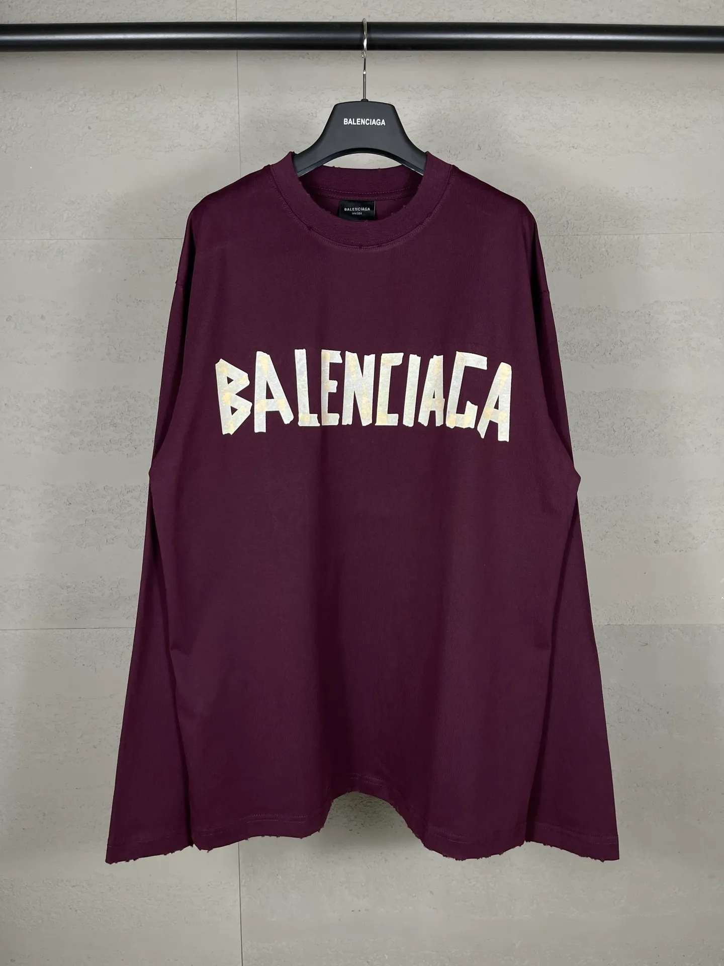 🅿️216 Real photos [Top version. Official website quality] BALENCI*GA/Paris. 23ss latest classic model. Front and rear tape direct printing. Ready-to-wear washed and worn long-sleeved T-shirt. Genuine product developed at the first time, brick cabinet synchronization. Welcome to compare. The fabric is made of Paris ZP custom-woven and dyed 100% cotton with double-yarn compact cotton. The weight is 260 grams. The cloth surface is clean. The cloth pattern is clear, soft and comfortable, and the threads are dyed with no color difference. The classic pattern is directly sprayed by a direct injection machine. Environmentally friendly imported materials, three-dimensional effect. Restored brick cabinet. The garments were washed and aged, and polished by many hands. Produced by ultra-heavy craftsmanship, the market currency is very different, welcome to compare. The version adopts OS loose shoulder design. The same style for men and women. Code: BL225003 Color: dark blue gray, off-white, burgundy, green, black blue, fog blue Size: XS S M L