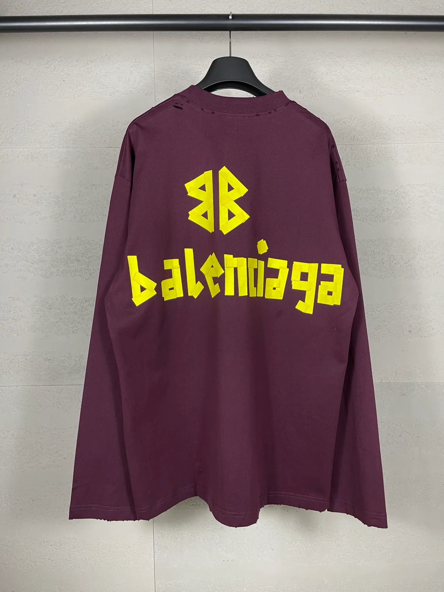 🅿️216 Real photos [Top version. Official website quality] BALENCI*GA/Paris. 23ss latest classic model. Front and rear tape direct printing. Ready-to-wear washed and worn long-sleeved T-shirt. Genuine product developed at the first time, brick cabinet synchronization. Welcome to compare. The fabric is made of Paris ZP custom-woven and dyed 100% cotton with double-yarn compact cotton. The weight is 260 grams. The cloth surface is clean. The cloth pattern is clear, soft and comfortable, and the threads are dyed with no color difference. The classic pattern is directly sprayed by a direct injection machine. Environmentally friendly imported materials, three-dimensional effect. Restored brick cabinet. The garments were washed and aged, and polished by many hands. Produced by ultra-heavy craftsmanship, the market currency is very different, welcome to compare. The version adopts OS loose shoulder design. The same style for men and women. Code: BL225003 Color: dark blue gray, off-white, burgundy, green, black blue, fog blue Size: XS S M L