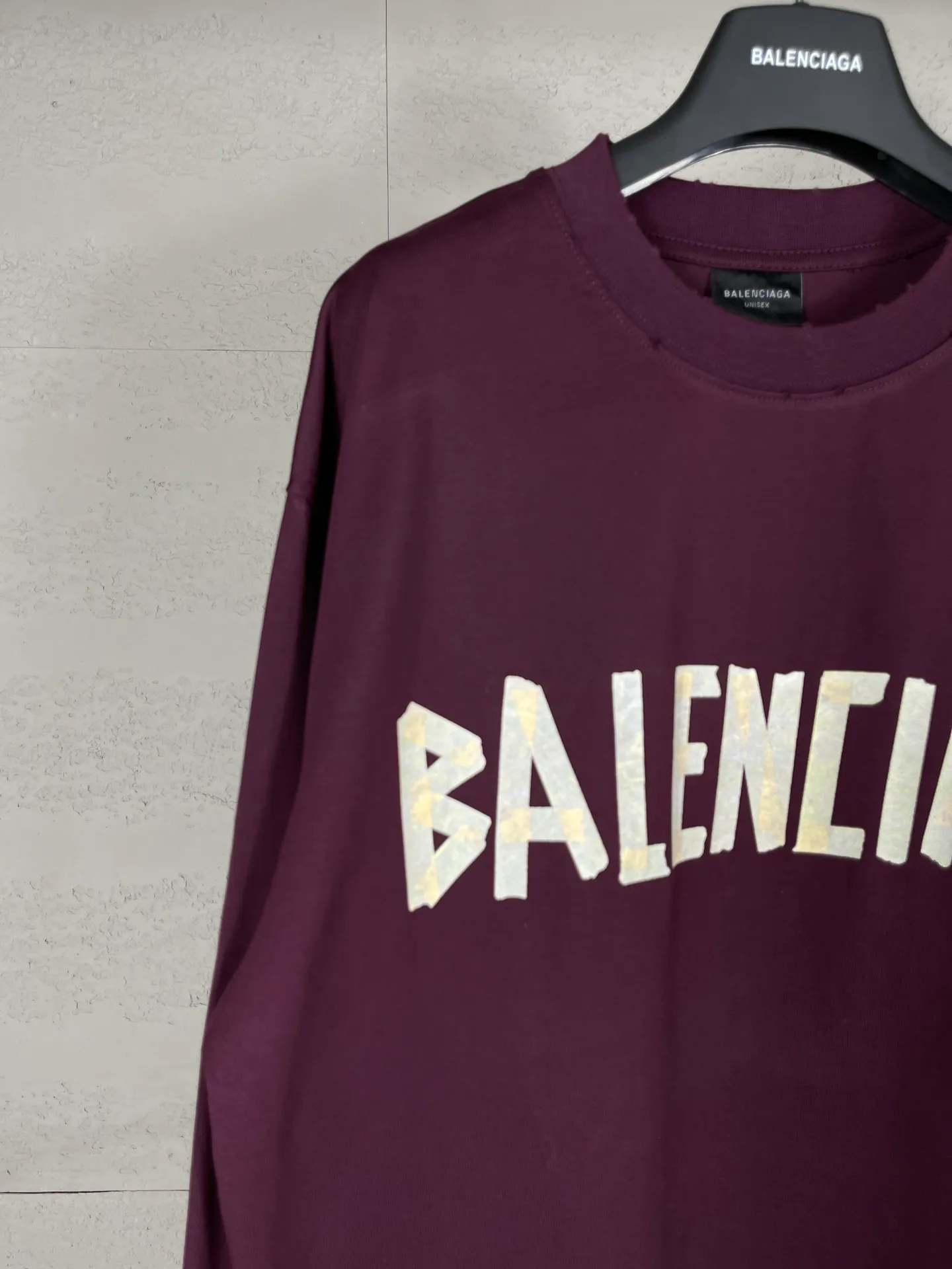 🅿️216 Real photos [Top version. Official website quality] BALENCI*GA/Paris. 23ss latest classic model. Front and rear tape direct printing. Ready-to-wear washed and worn long-sleeved T-shirt. Genuine product developed at the first time, brick cabinet synchronization. Welcome to compare. The fabric is made of Paris ZP custom-woven and dyed 100% cotton with double-yarn compact cotton. The weight is 260 grams. The cloth surface is clean. The cloth pattern is clear, soft and comfortable, and the threads are dyed with no color difference. The classic pattern is directly sprayed by a direct injection machine. Environmentally friendly imported materials, three-dimensional effect. Restored brick cabinet. The garments were washed and aged, and polished by many hands. Produced by ultra-heavy craftsmanship, the market currency is very different, welcome to compare. The version adopts OS loose shoulder design. The same style for men and women. Code: BL225003 Color: dark blue gray, off-white, burgundy, green, black blue, fog blue Size: XS S M L