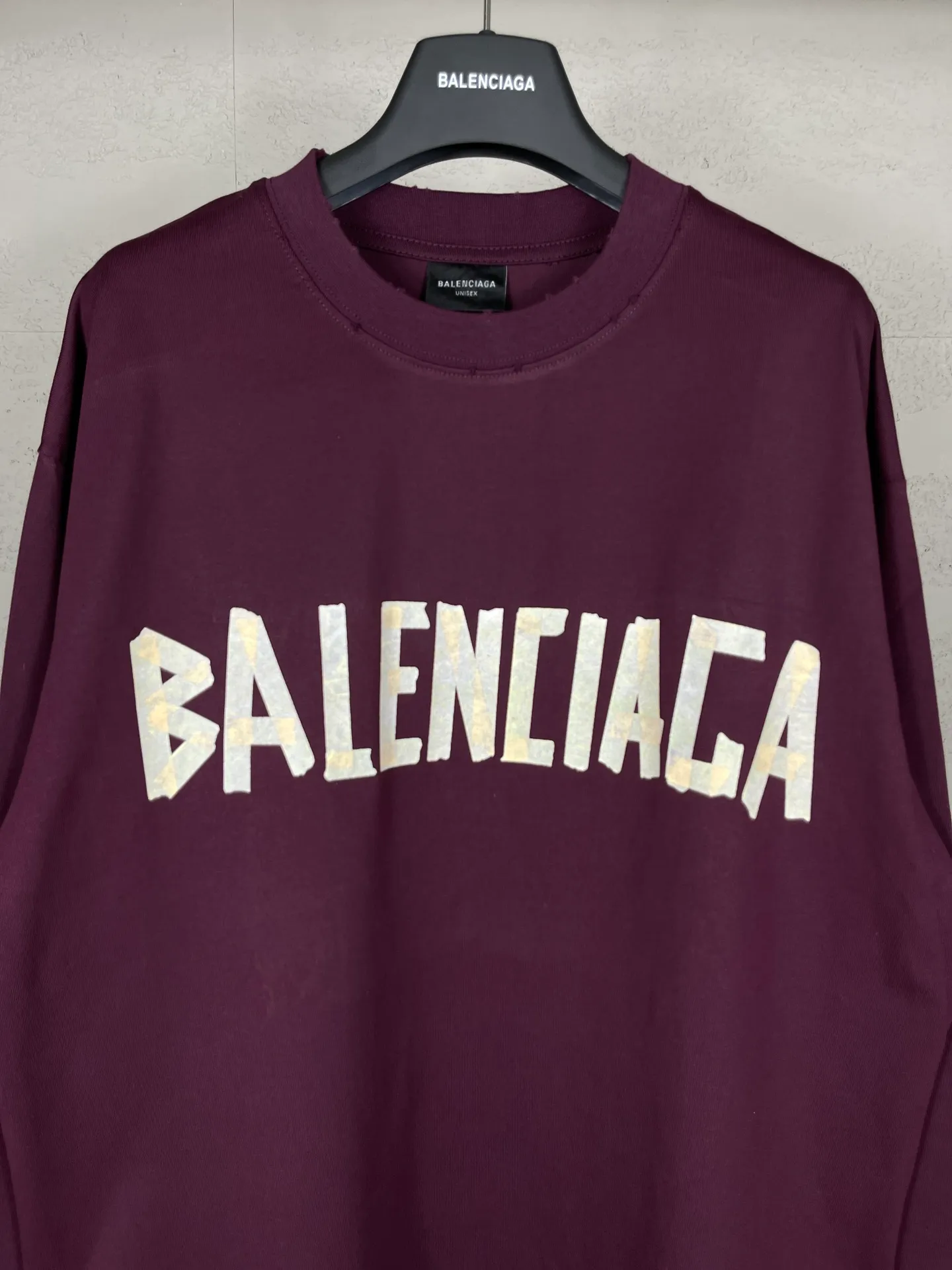 🅿️216 Real photos [Top version. Official website quality] BALENCI*GA/Paris. 23ss latest classic model. Front and rear tape direct printing. Ready-to-wear washed and worn long-sleeved T-shirt. Genuine product developed at the first time, brick cabinet synchronization. Welcome to compare. The fabric is made of Paris ZP custom-woven and dyed 100% cotton with double-yarn compact cotton. The weight is 260 grams. The cloth surface is clean. The cloth pattern is clear, soft and comfortable, and the threads are dyed with no color difference. The classic pattern is directly sprayed by a direct injection machine. Environmentally friendly imported materials, three-dimensional effect. Restored brick cabinet. The garments were washed and aged, and polished by many hands. Produced by ultra-heavy craftsmanship, the market currency is very different, welcome to compare. The version adopts OS loose shoulder design. The same style for men and women. Code: BL225003 Color: dark blue gray, off-white, burgundy, green, black blue, fog blue Size: XS S M L