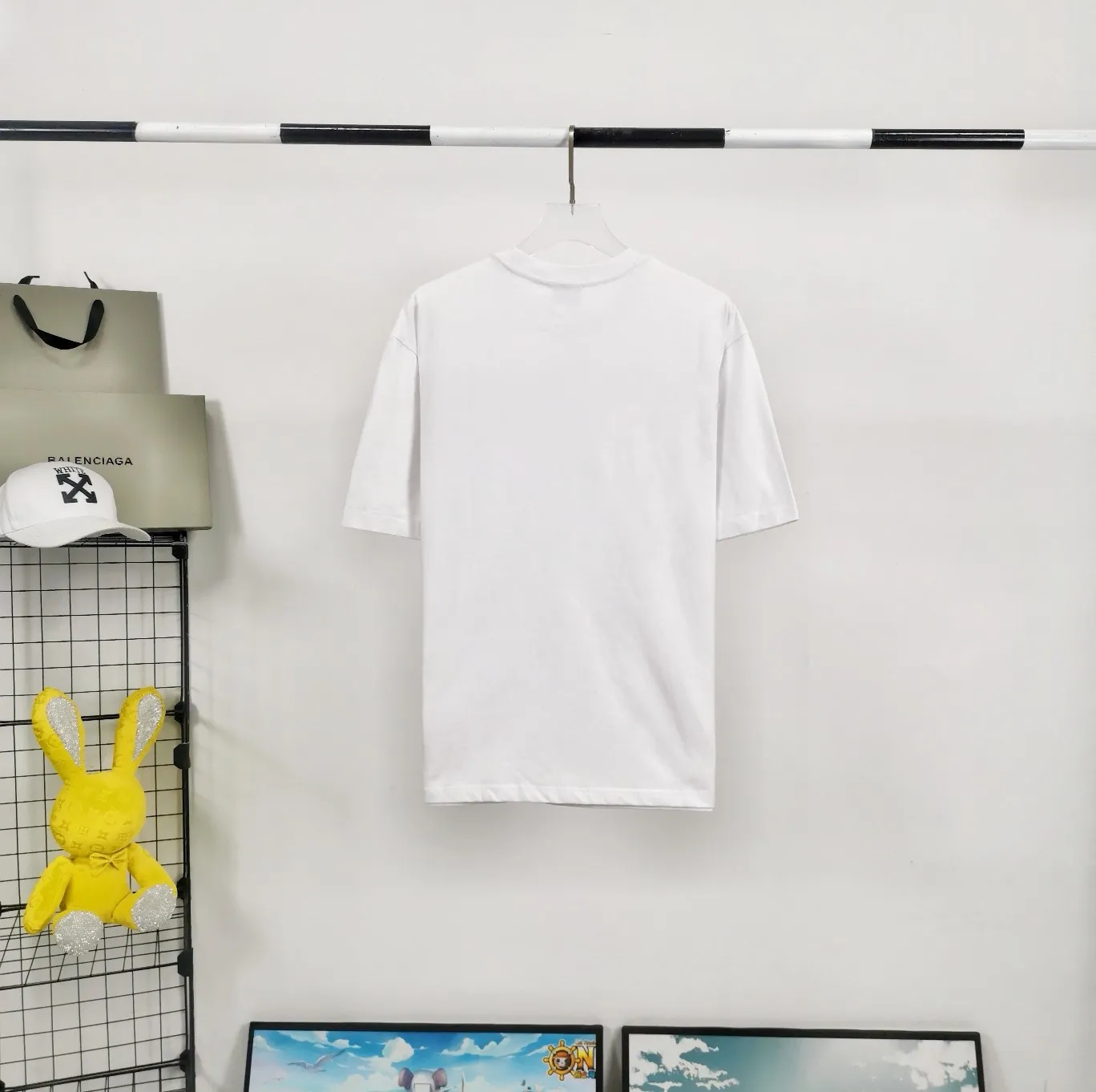 [New] Top tested version Balenciaga 21ss new lock buckle Unisex short-sleeved loose pure cotton BALENCIAGA short-sleeved T-shirt for couples Super classic style with good-looking colors Oversize version 260g Double yarn cotton top fabric [Little Red Book popular style | Highly recommended by ins style bloggers] Original model opening 1:1, all other colors are custom-woven and dyed (although everyone says so, but I guarantee it, and the threads are also dyed in the same vat) and there is no error with ZP.  Positioned cutting, high-quality wiring, original 1x1 thickened thread on the neckline, imported glue printing, black and gray colors are all silver, lock printing, repeated washing, not easy to crack! ! ! A full set of genuine one-to-one accessories, bag code marked. The numbers are all correct and identical.  Color: White Black Floral Gray Haze Blue Washed Black Size: XS-L P:240