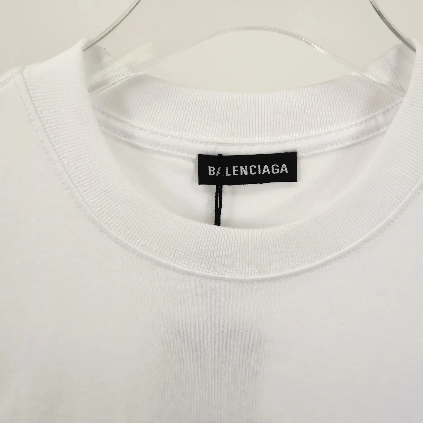 [New] Top tested version Balenciaga 21ss new lock buckle Unisex short-sleeved loose pure cotton BALENCIAGA short-sleeved T-shirt for couples Super classic style with good-looking colors Oversize version 260g Double yarn cotton top fabric [Little Red Book popular style | Highly recommended by ins style bloggers] Original model opening 1:1, all other colors are custom-woven and dyed (although everyone says so, but I guarantee it, and the threads are also dyed in the same vat) and there is no error with ZP.  Positioned cutting, high-quality wiring, original 1x1 thickened thread on the neckline, imported glue printing, black and gray colors are all silver, lock printing, repeated washing, not easy to crack! ! ! A full set of genuine one-to-one accessories, bag code marked. The numbers are all correct and identical.  Color: White Black Floral Gray Haze Blue Washed Black Size: XS-L P:240