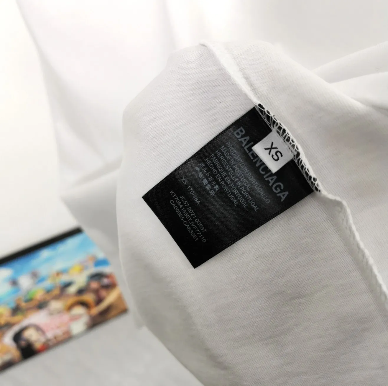 [New] Top tested version Balenciaga 21ss new lock buckle Unisex short-sleeved loose pure cotton BALENCIAGA short-sleeved T-shirt for couples Super classic style with good-looking colors Oversize version 260g Double yarn cotton top fabric [Little Red Book popular style | Highly recommended by ins style bloggers] Original model opening 1:1, all other colors are custom-woven and dyed (although everyone says so, but I guarantee it, and the threads are also dyed in the same vat) and there is no error with ZP.  Positioned cutting, high-quality wiring, original 1x1 thickened thread on the neckline, imported glue printing, black and gray colors are all silver, lock printing, repeated washing, not easy to crack! ! ! A full set of genuine one-to-one accessories, bag code marked. The numbers are all correct and identical.  Color: White Black Floral Gray Haze Blue Washed Black Size: XS-L P:240