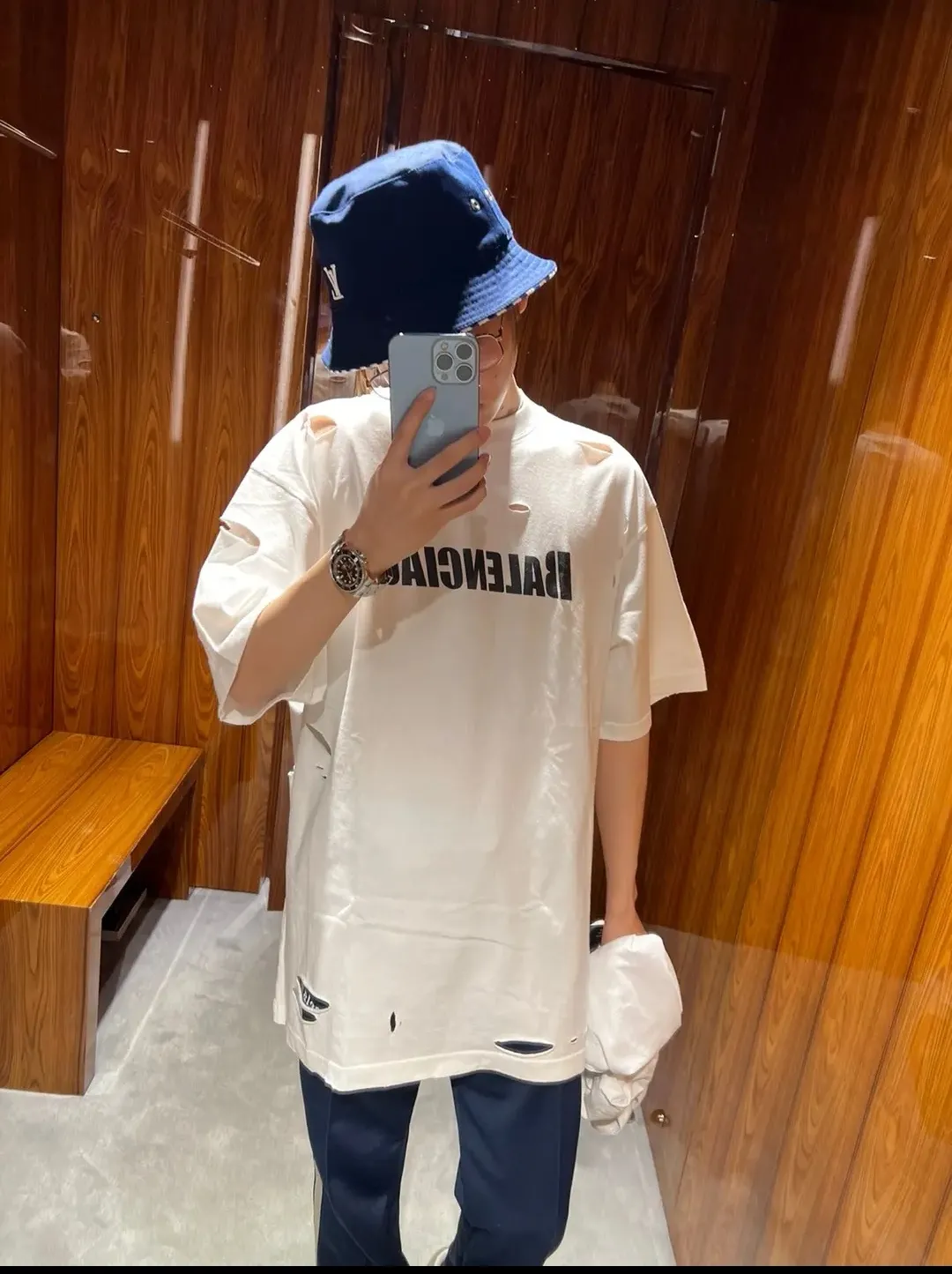 ♻️💯Reference model picture for the upper body❤The top tested version Balenciaga/BALENCIAGA chest crack print logo basic hole washed burst pattern male and female couple star same style pure cotton short-sleeved T-shirt custom-woven and dyed fabric, guaranteed to have no color difference with the genuine product, the collar thread is also dyed in the same vat. The holes on the neckline are manually rubbed, and the holes on the chest, front and back are all laser holes to ensure that the holes will not deform or wrinkle.  Made of 280g 24-count combed tightly siro-spun plain fabric, the front panel is printed with a glue-pulling effect, and imported transparent slurry is used to scrape the bottom to make the printing cracks feel even.  Color: Gray Red Blue Black White Size: XS-L P:260