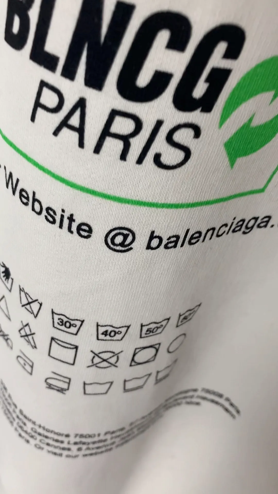 Real shot of the video - the top version of Balenciaga's front and rear eco-friendly logo arrows, loose-fitting cotton hoodies and sweatshirts for male and female couples and celebrities. BLCG is one of the most influential brands in the fashion industry. Founded in 1919 by Cristóbal Balenciaga and settled in Paris in 1936, he led many important fashion movements between 1930 and 1968. The representative ready-to-wear series reflects the brand's identity - Fabric: 460 grams of composite crystal velvet, made of imported knitting needle carded cotton, with moderate thickness, drape and contour - The front printing screen plate is hand-printed, and the 3D full-color scanned pattern is used as a film to ensure the highest degree of printing pattern restoration. The upper and lower LOGO printing has a strong touch texture. The printing material uses environmentally friendly active water slurry, and the base anti-sublimation liquid. The ready-made garment is resistant to washing and does not desizing. Color: gray and white Size: XS-L P:450