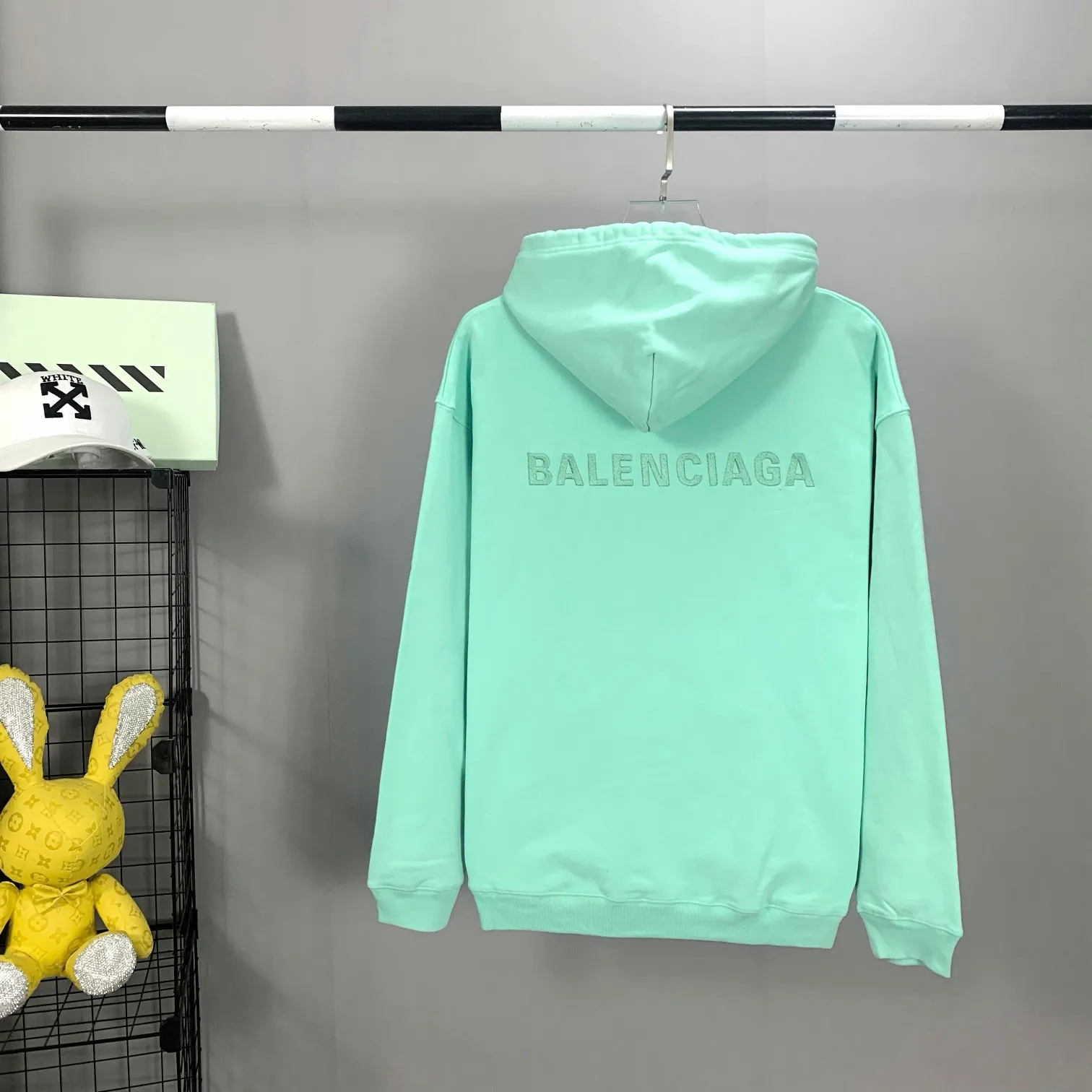 The top version of BALENCIAGA with large LOGO basic letters on the back, pure cotton loose, same style for male and female couples, high-end embroidered cotton hoodie, hooded sweatshirt. The god of simplicity in Paris, a volume sought after by many stars. Lisa’s favorite basic short-sleeved Paris style, which has a very high appearance rate. Wear alone, paired with jeans, shorts, and sweatpants, it's a versatile style. Xiaohongshu, a hot item on INS, a must-have for Paris fans.  Using Tajima embroidery technology imported from Japan, the printing looks very three-dimensional and full, with no threads. Regardless of the size, the front and back letters can be expressed perfectly! The fabric is made of 460g pure cotton combed terry fabric!  A complete set of customized tags, collar tags, washed, plastic bags, and most importantly, a complete set of bags, tag codes, and codes are all authentic.  Color: mint green dark brown Size: XS-L P:450