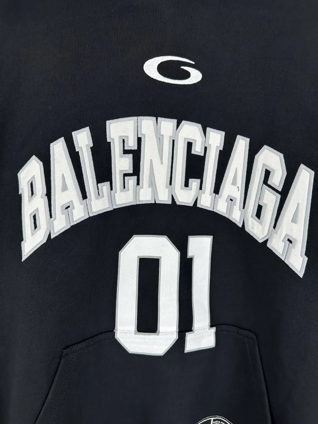 🅿️380 BALENCI*GA Paris' latest basketball jersey embroidered printed hooded long-sleeved sweatshirt. The front embroidery is embroidered and printed with a Tajima computer embroidery machine. The car seal is printed on the lower left corner and the back panel is printed. The effect is three-dimensional. Exclusively woven and dyed 460g fabric. Threads are dyed in the same cylinder with zero color difference. Brick cabinet synchronization. Welcome to compare. Same style for men and women -Color: black purple -SIZE: Xs S M L Style number 8956#