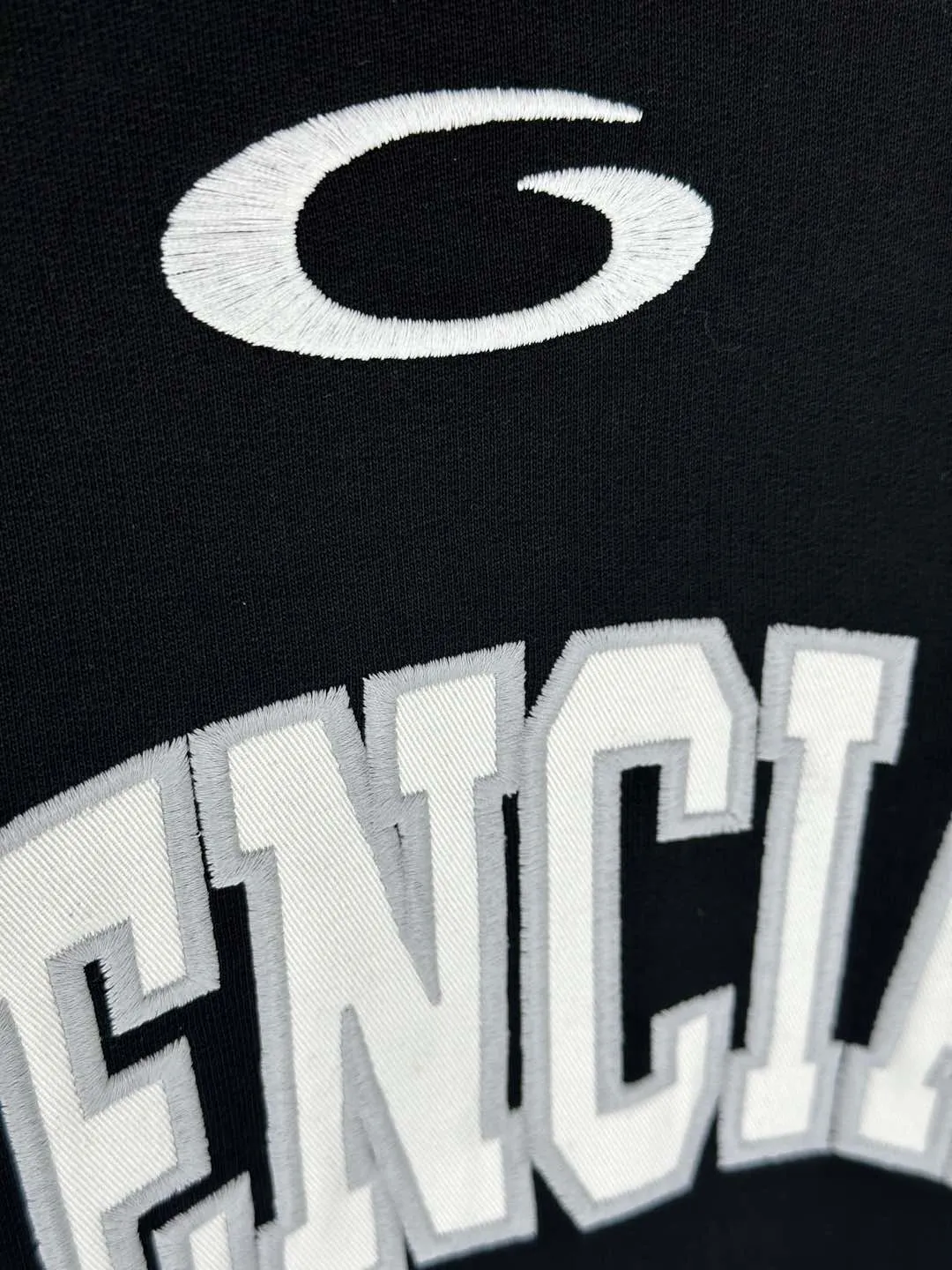 🅿️380 BALENCI*GA Paris' latest basketball jersey embroidered printed hooded long-sleeved sweatshirt. The front embroidery is embroidered and printed with a Tajima computer embroidery machine. The car seal is printed on the lower left corner and the back panel is printed. The effect is three-dimensional. Exclusively woven and dyed 460g fabric. Threads are dyed in the same cylinder with zero color difference. Brick cabinet synchronization. Welcome to compare. Same style for men and women -Color: black purple -SIZE: Xs S M L Style number 8956#